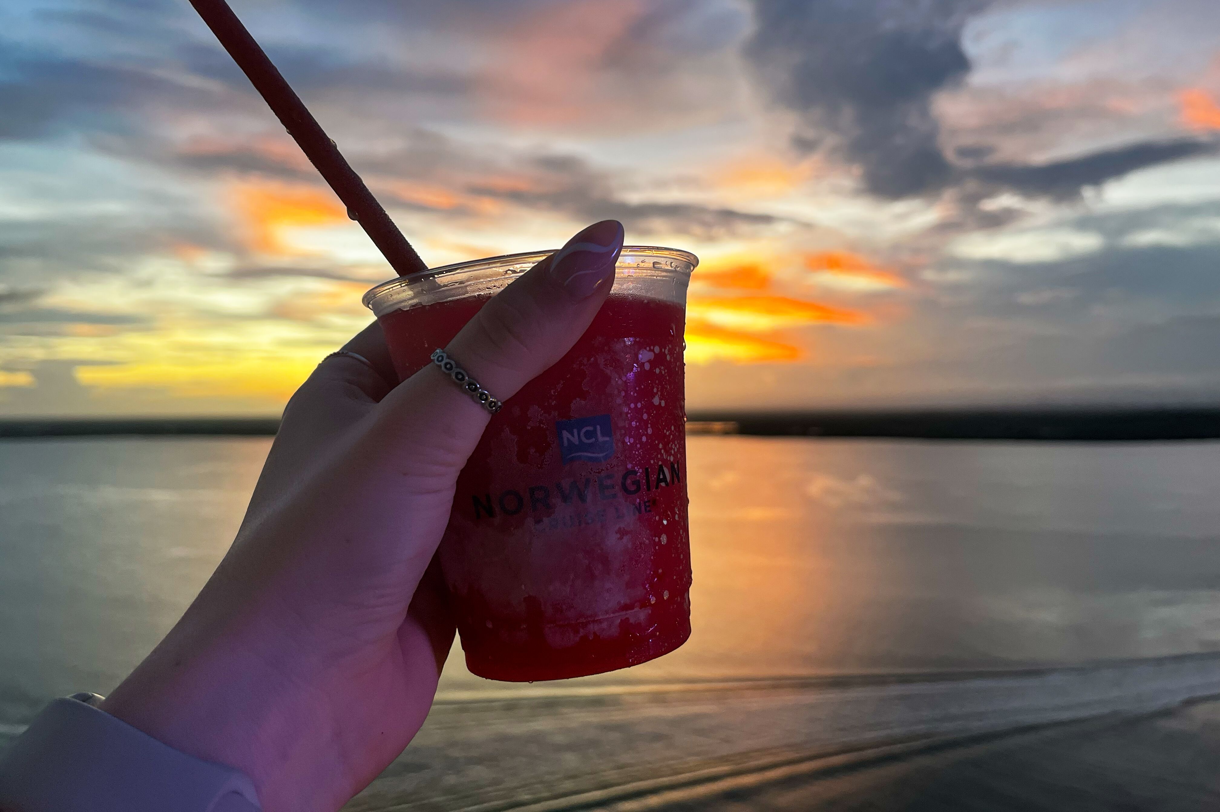 Einen Drink im Sonnenuntergang genießen