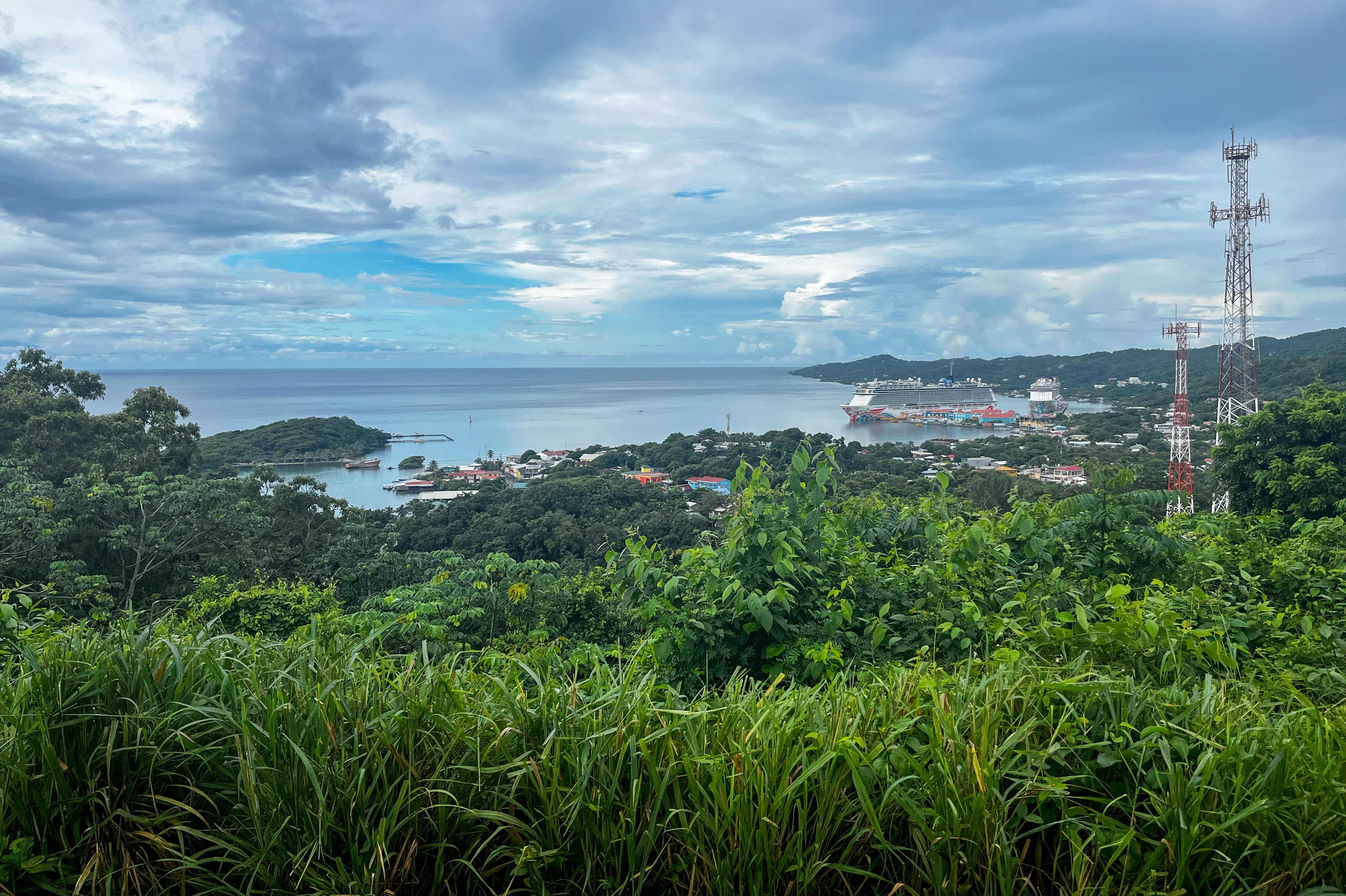 Blick auf ein NCL Schiff an der Küste Honduras