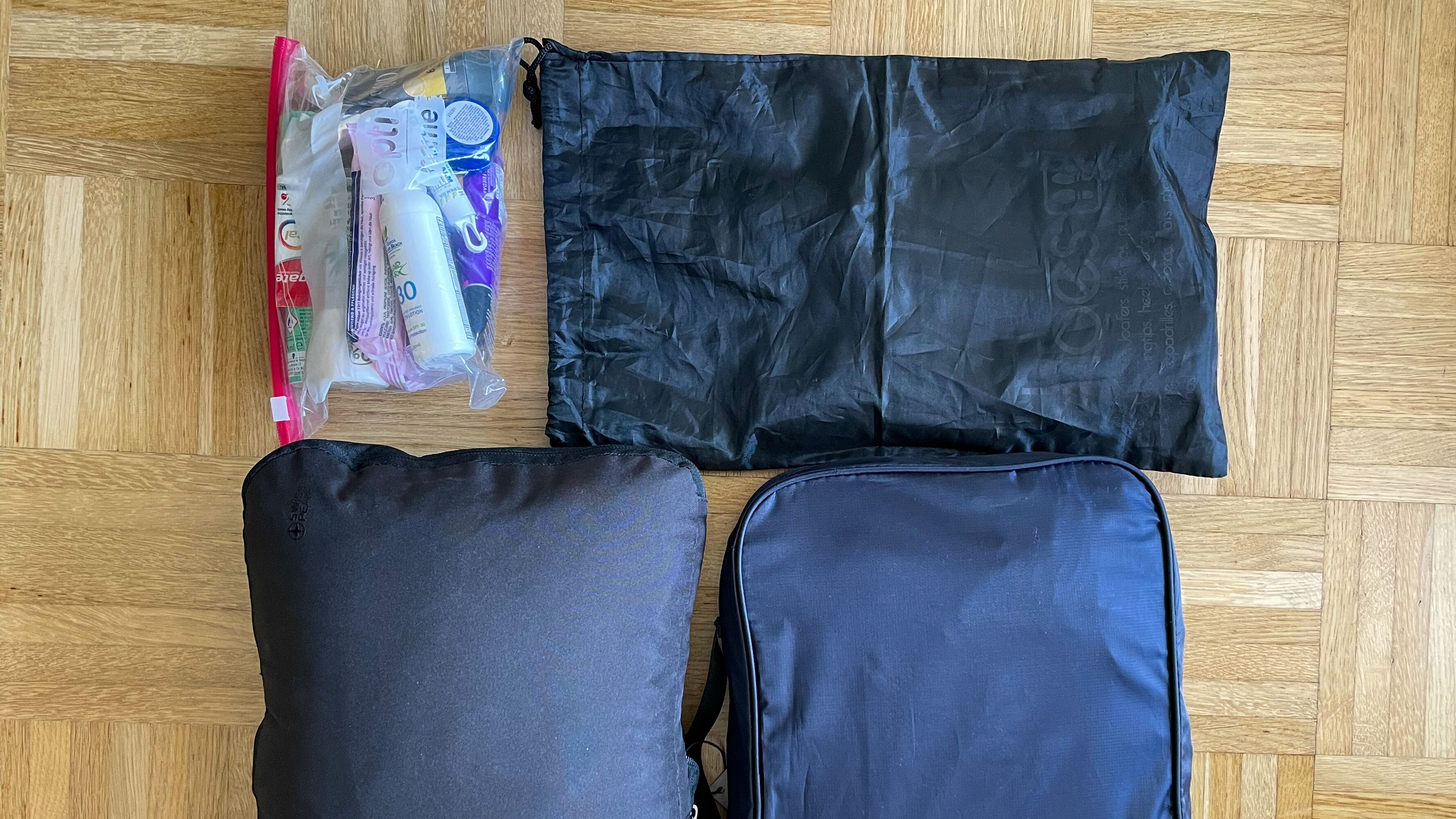 Beutel mit Flüssigkeiten und weitere Taschen fürs Handgepäck