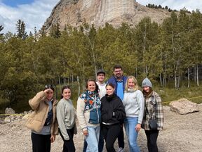 Gruppe vor dem Crazy Horse Memorial