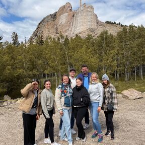 Gruppe vor dem Crazy Horse Memorial Gruppe vor dem Crazy Horse Memorial