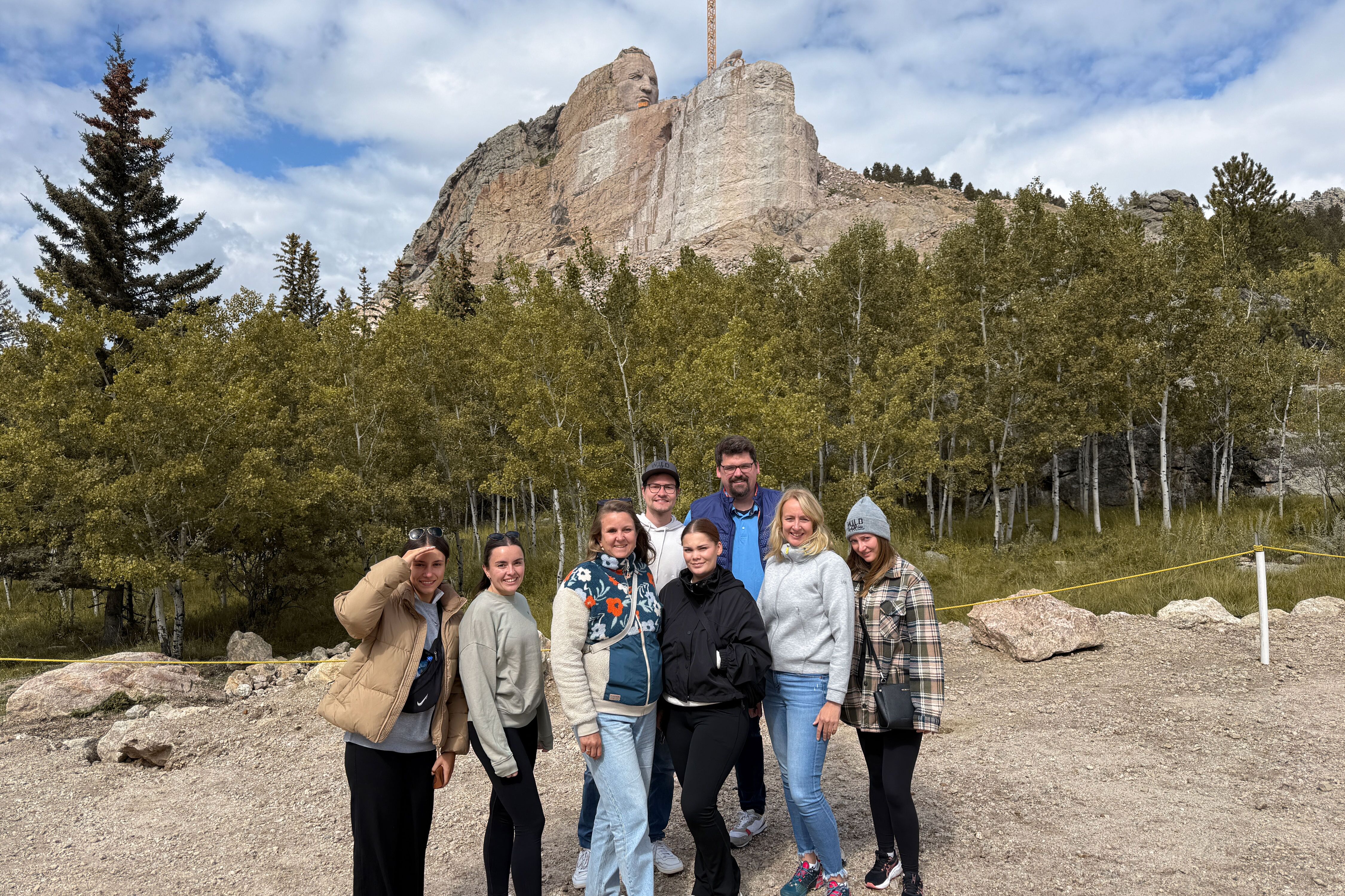 Gruppe vor dem Crazy Horse Memorial
