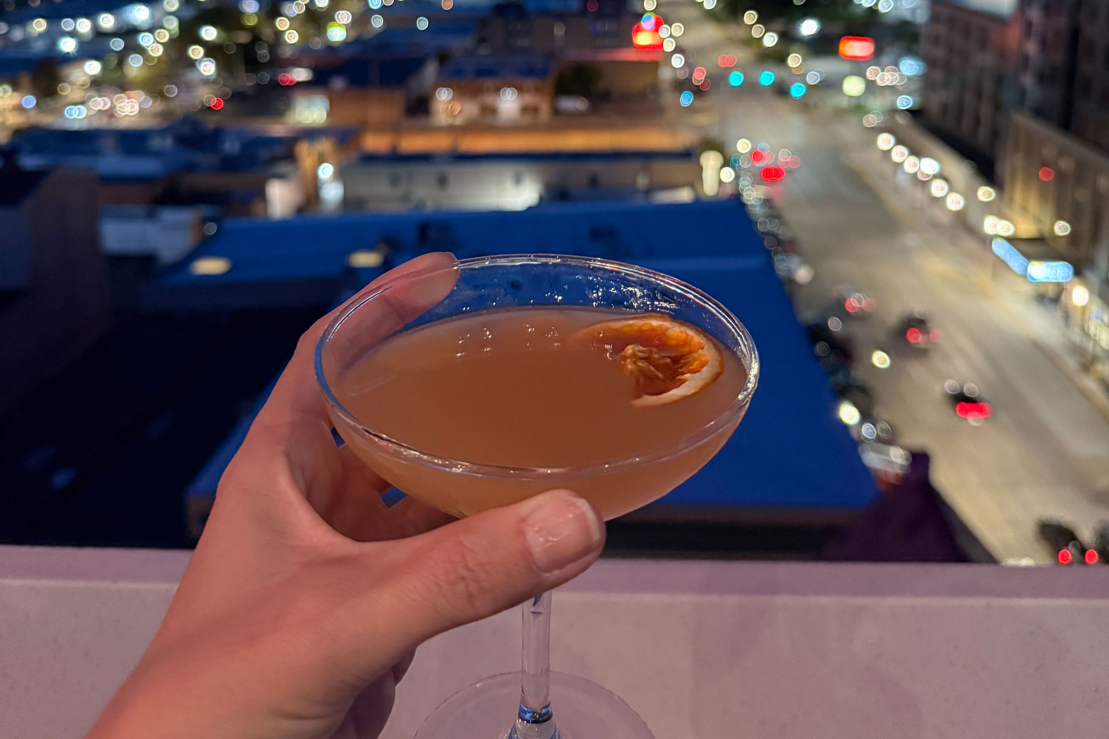 Drink genießen mit Aussicht auf Rapid City