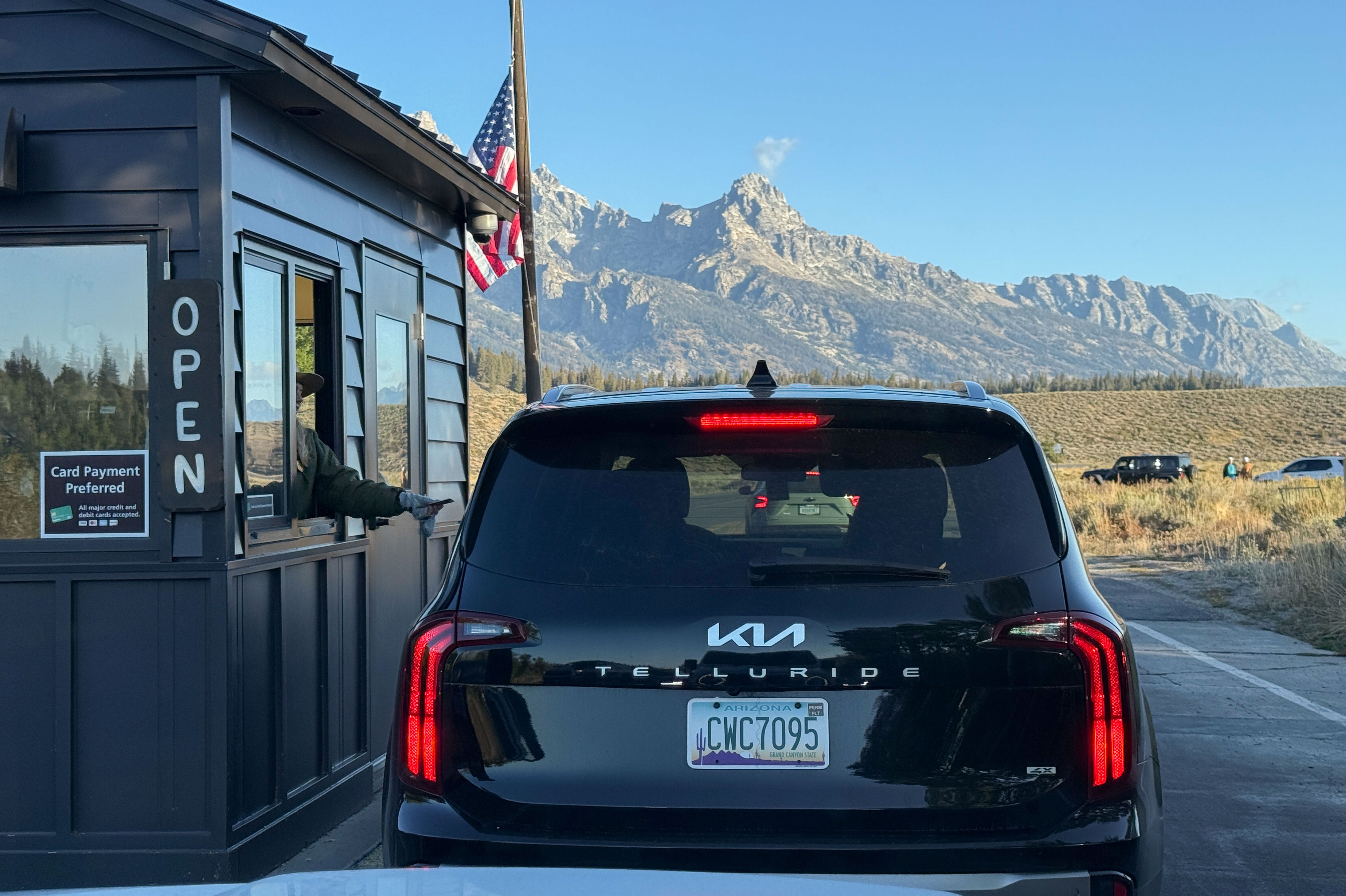 Einfahrt zum Grand Teton National Park mit Blick auf die Tetons