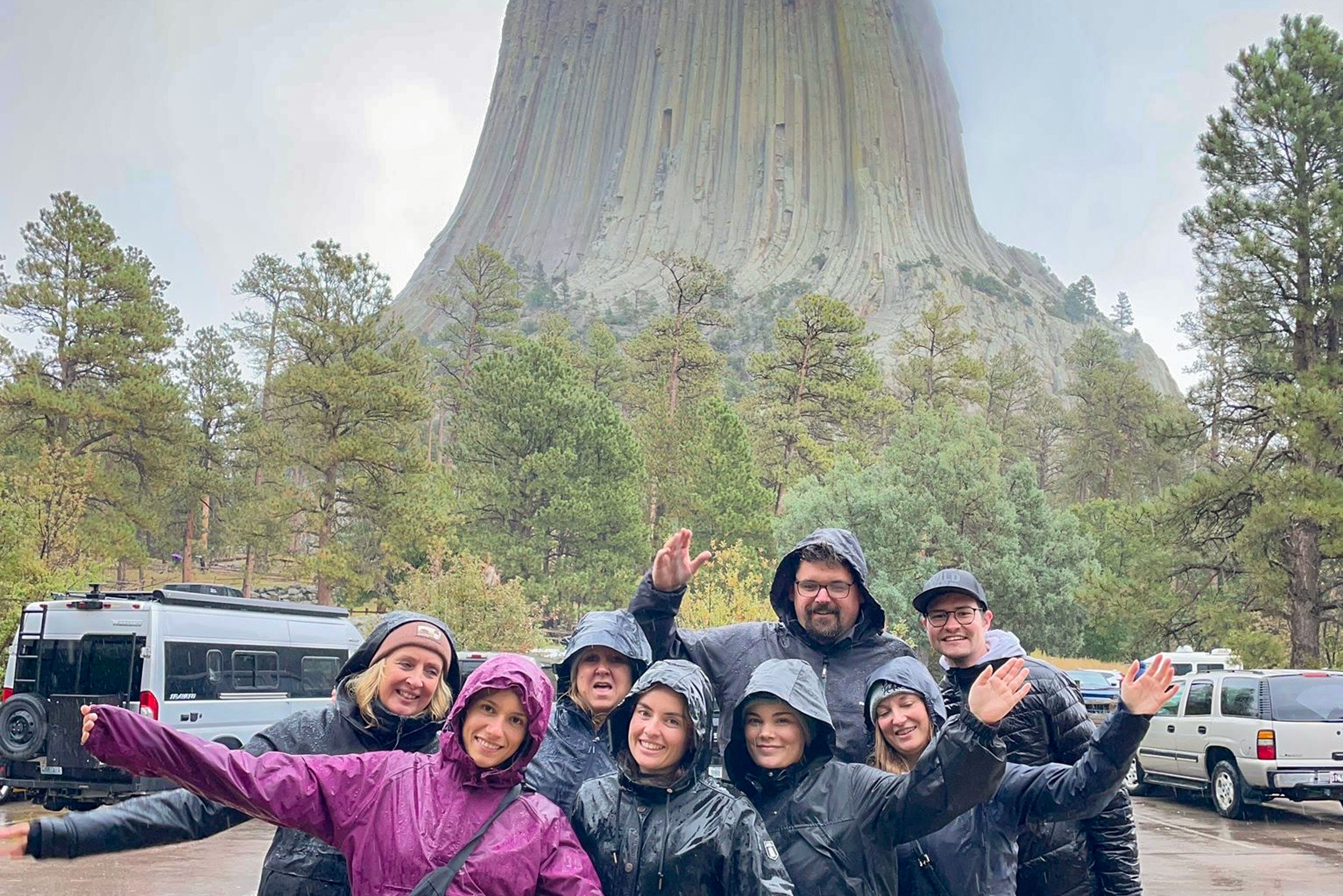 Gruppe vor dem Devils Tower National Monument in Wyoming
