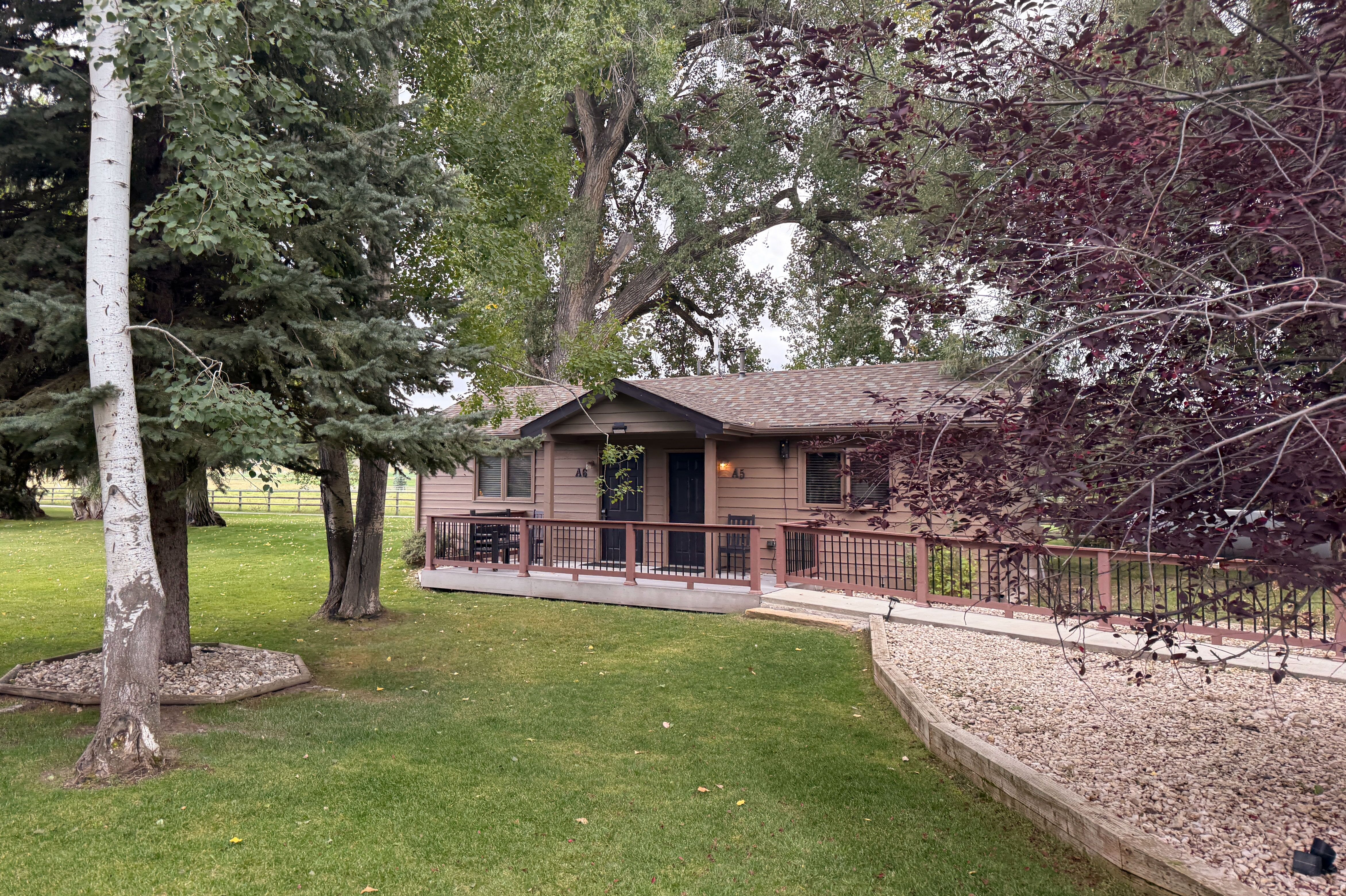 Idyllische Hütten auf der UCross Ranch in Clearmont in Wyoming