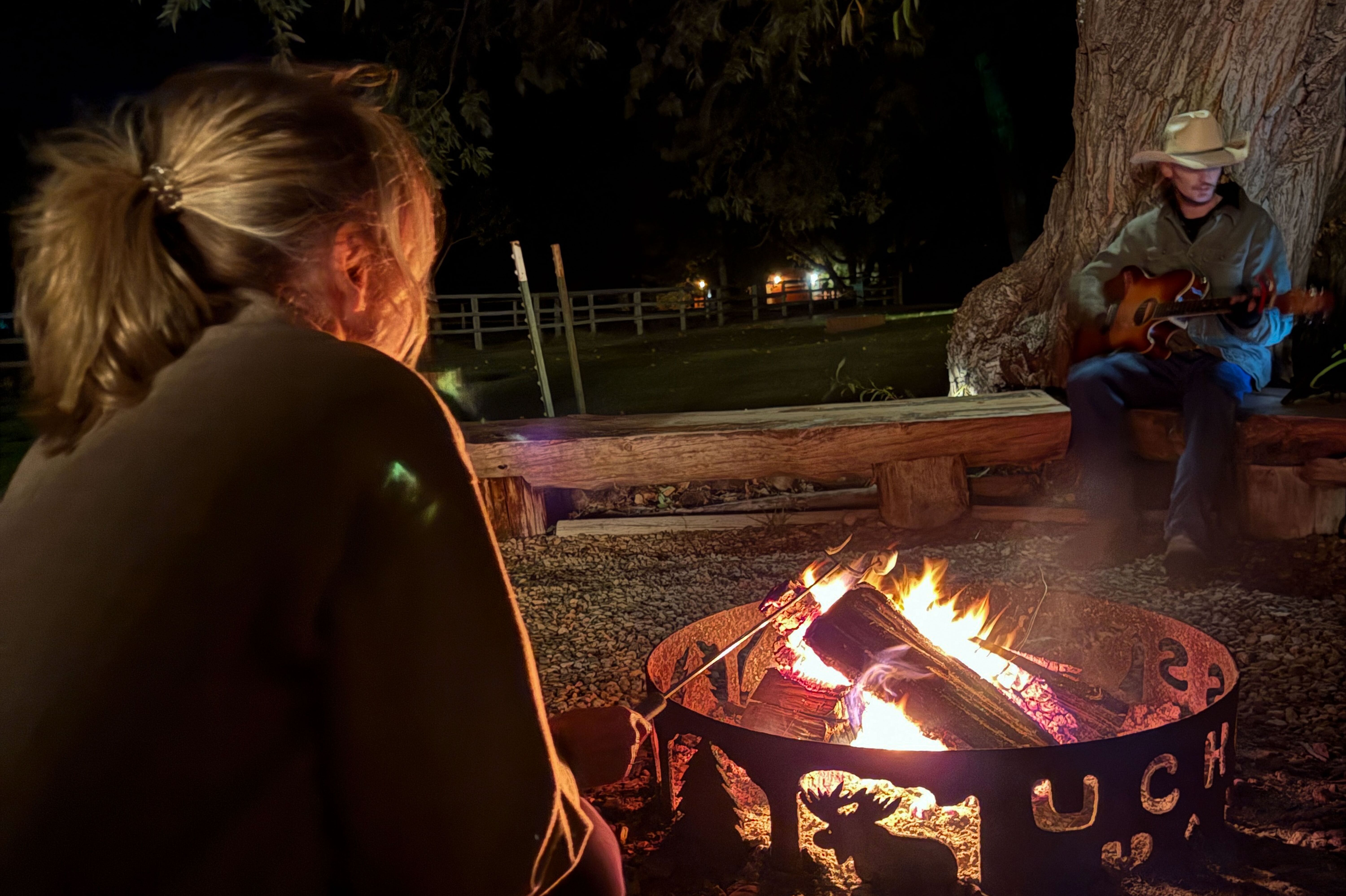 Gemütliches Lagerfeuer auf der UCRoss Ranch in Clearmont