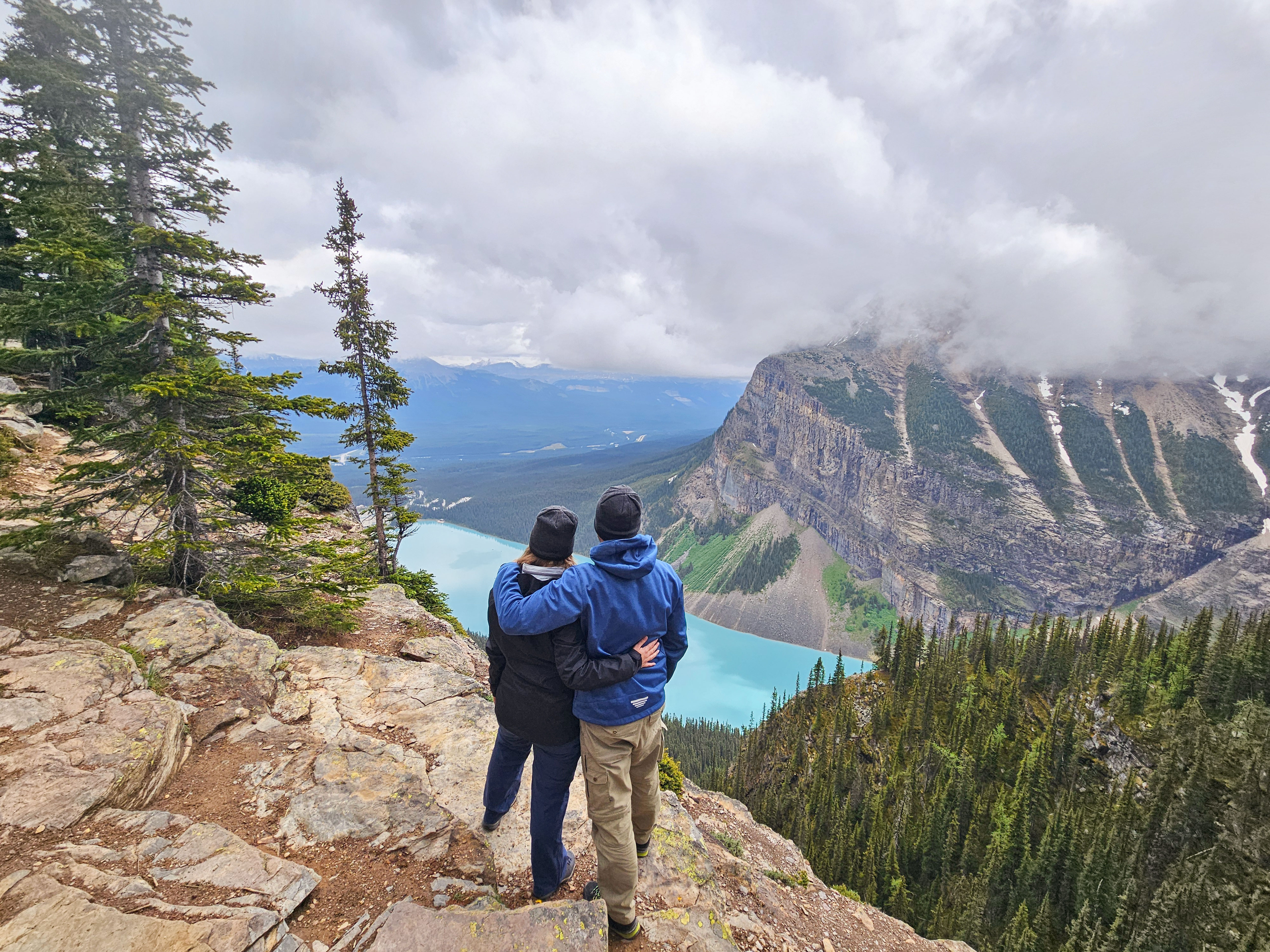 Cindy und Tobias auf dem Big Beehive mit Aussicht auf den Lake louise