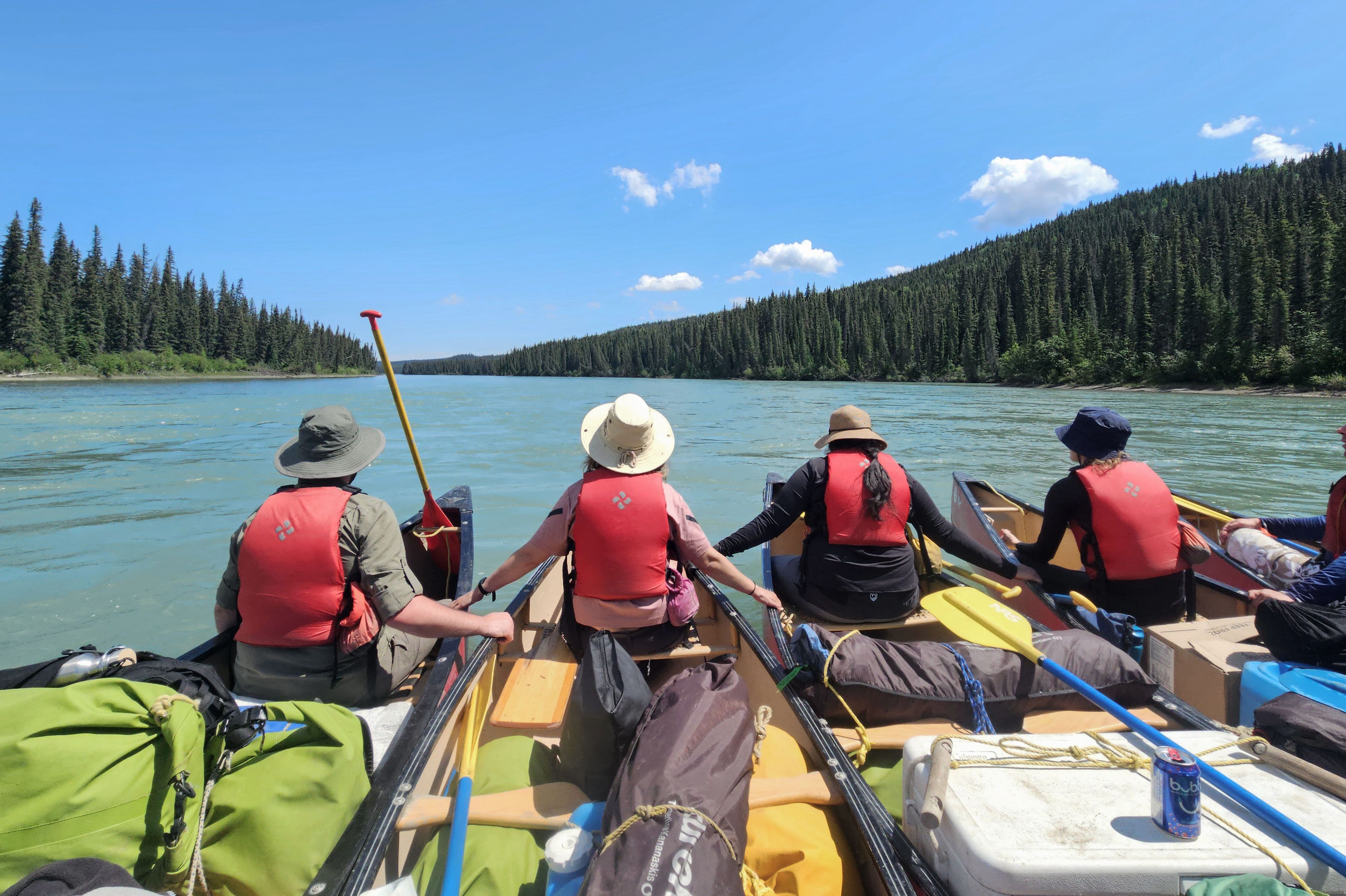Gruppe macht eine Kanu Tour auf dem Athabasca River