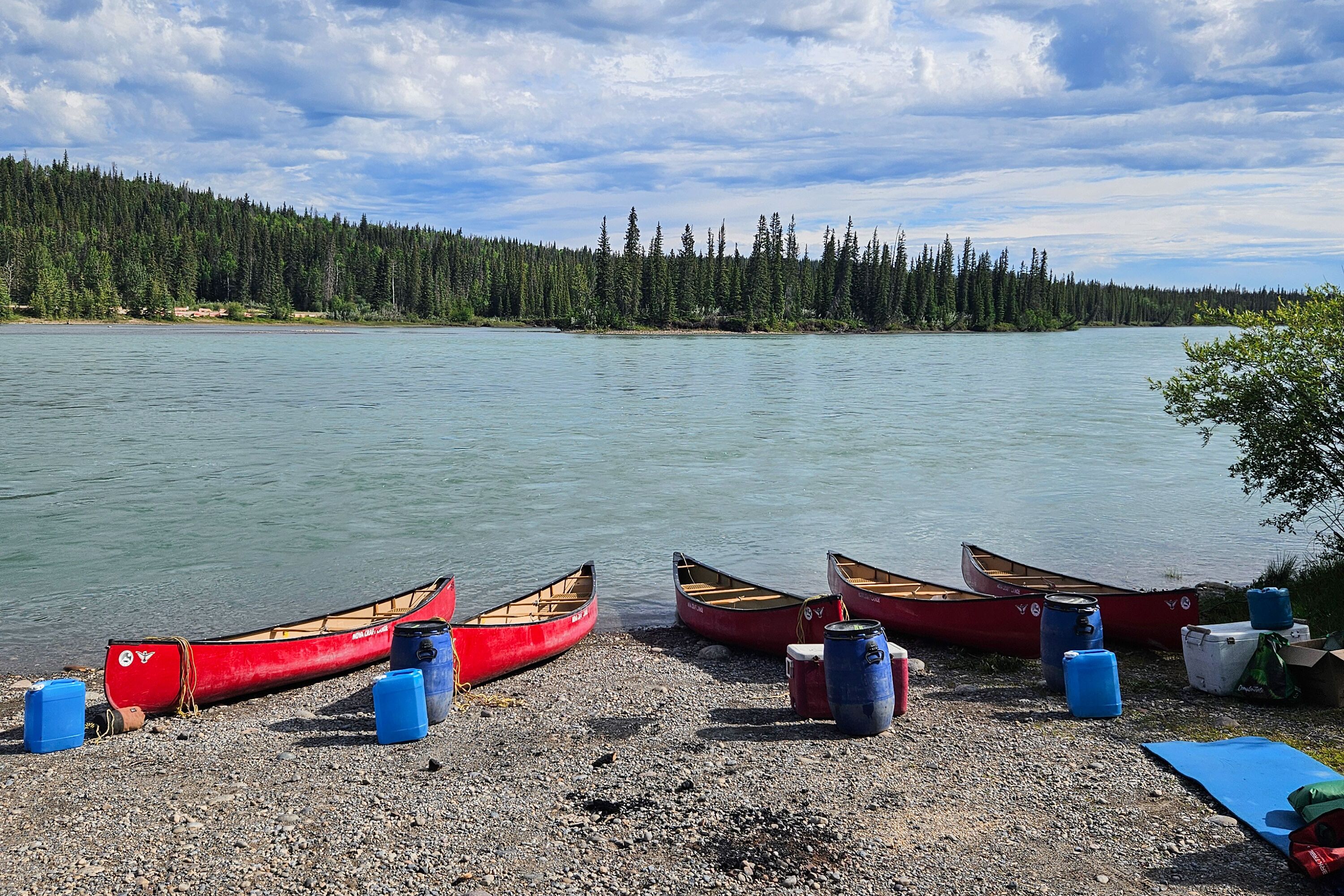 Kanus für die Tour auf dem Athabasca River packen