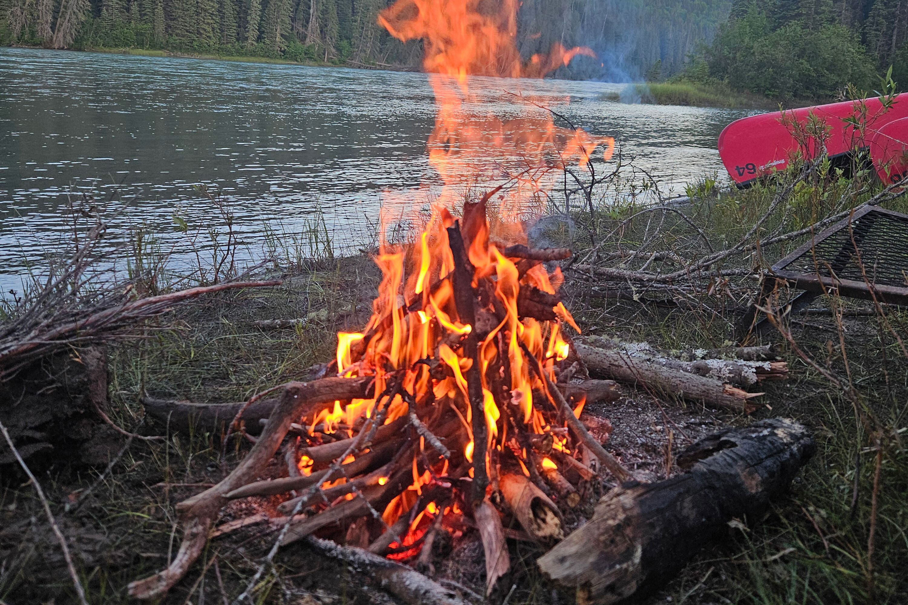 Lagerfeuer am Athabasca River nach der Kanu Tour