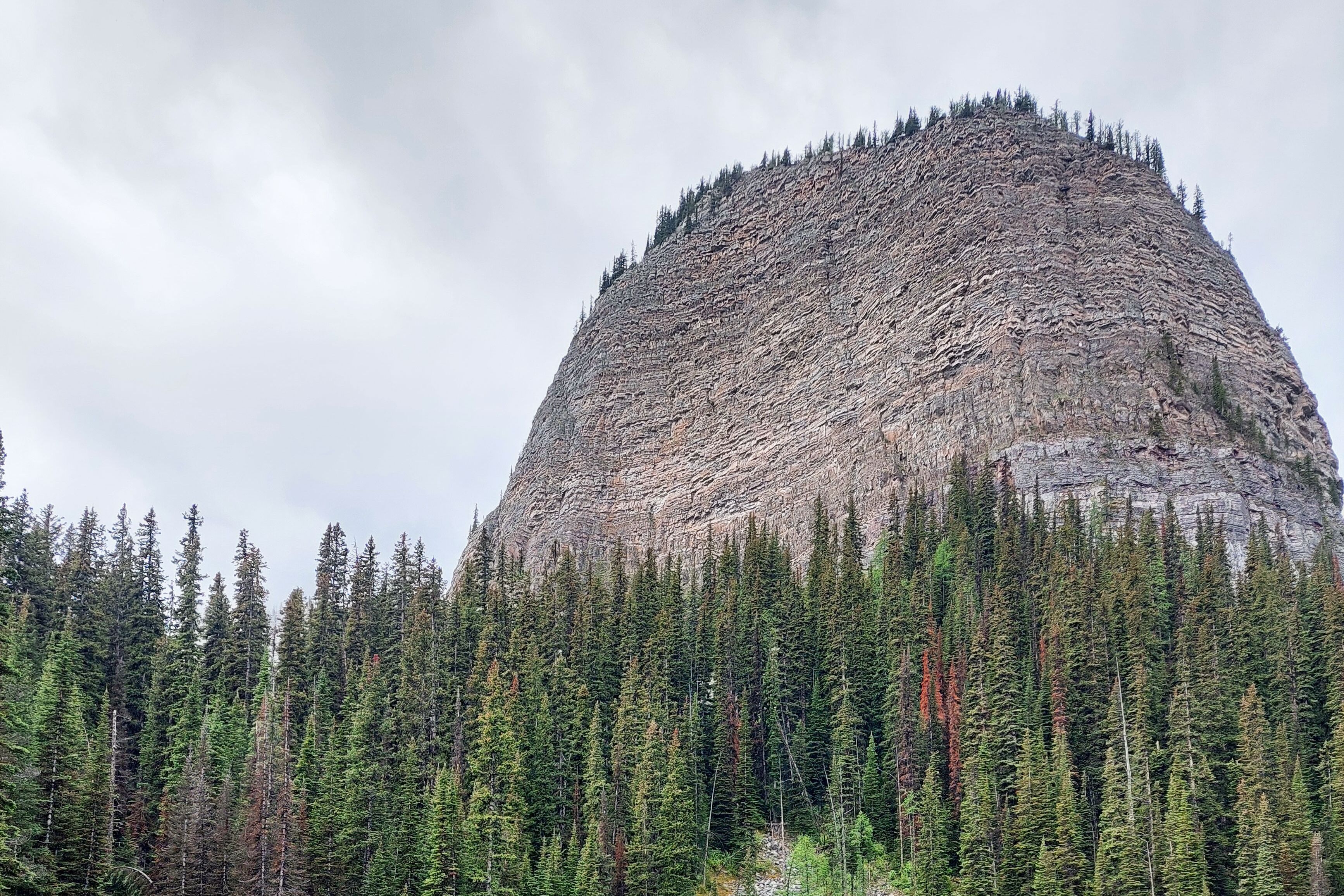 Grünes Wasser des Lake Agnes mit Blick auf den Big Beehive