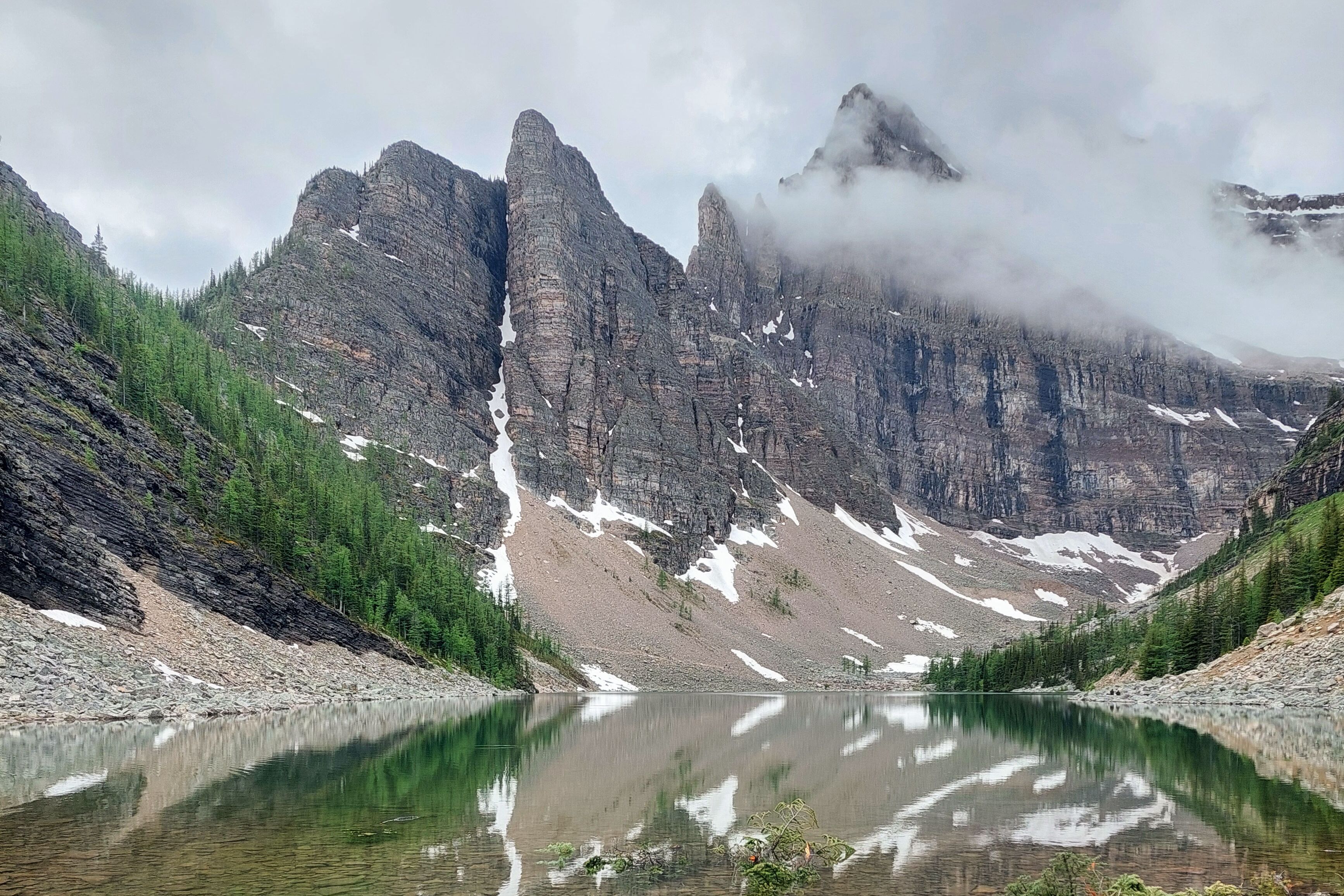 Klares Gewässer am Lake Agnes