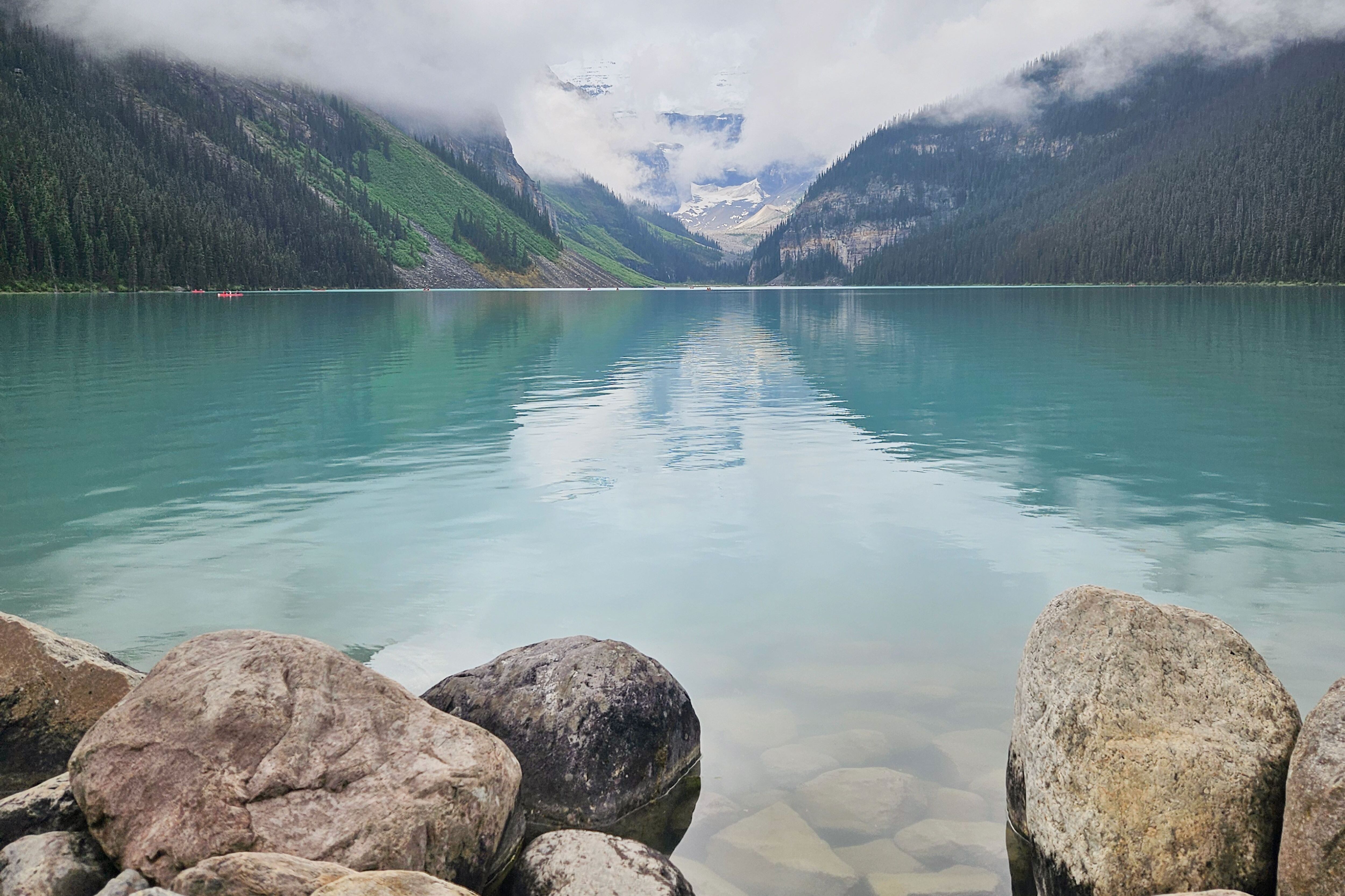 Nebel und Wolken über dem Lake Louise