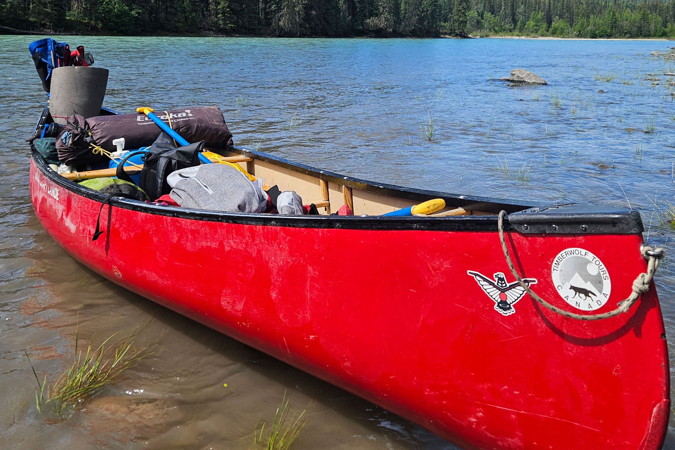 Rotes Kanu auf dem Athabasca River