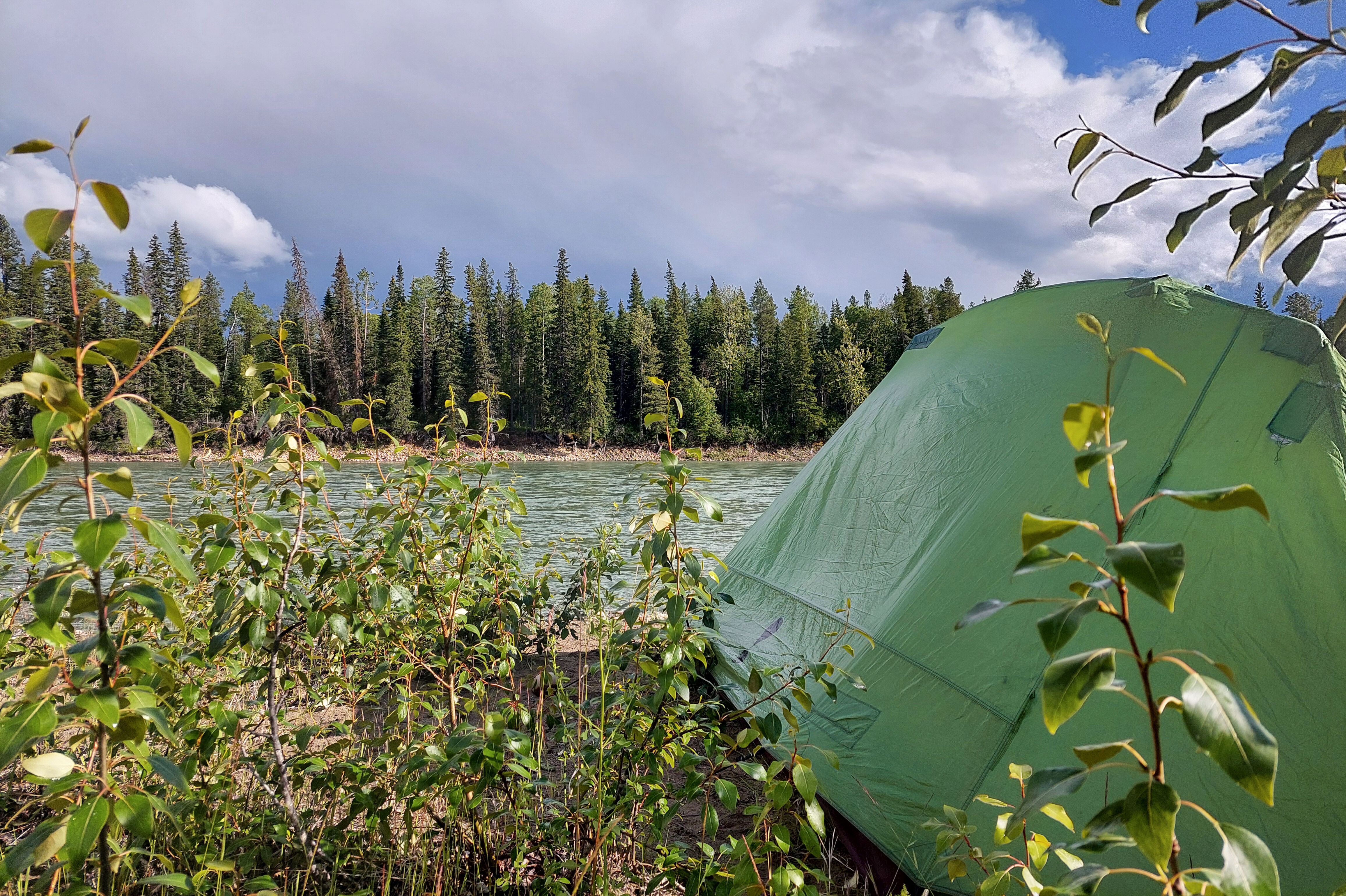 Zelte in der Wildnis bei einer Kanu Tour am Athabasca River