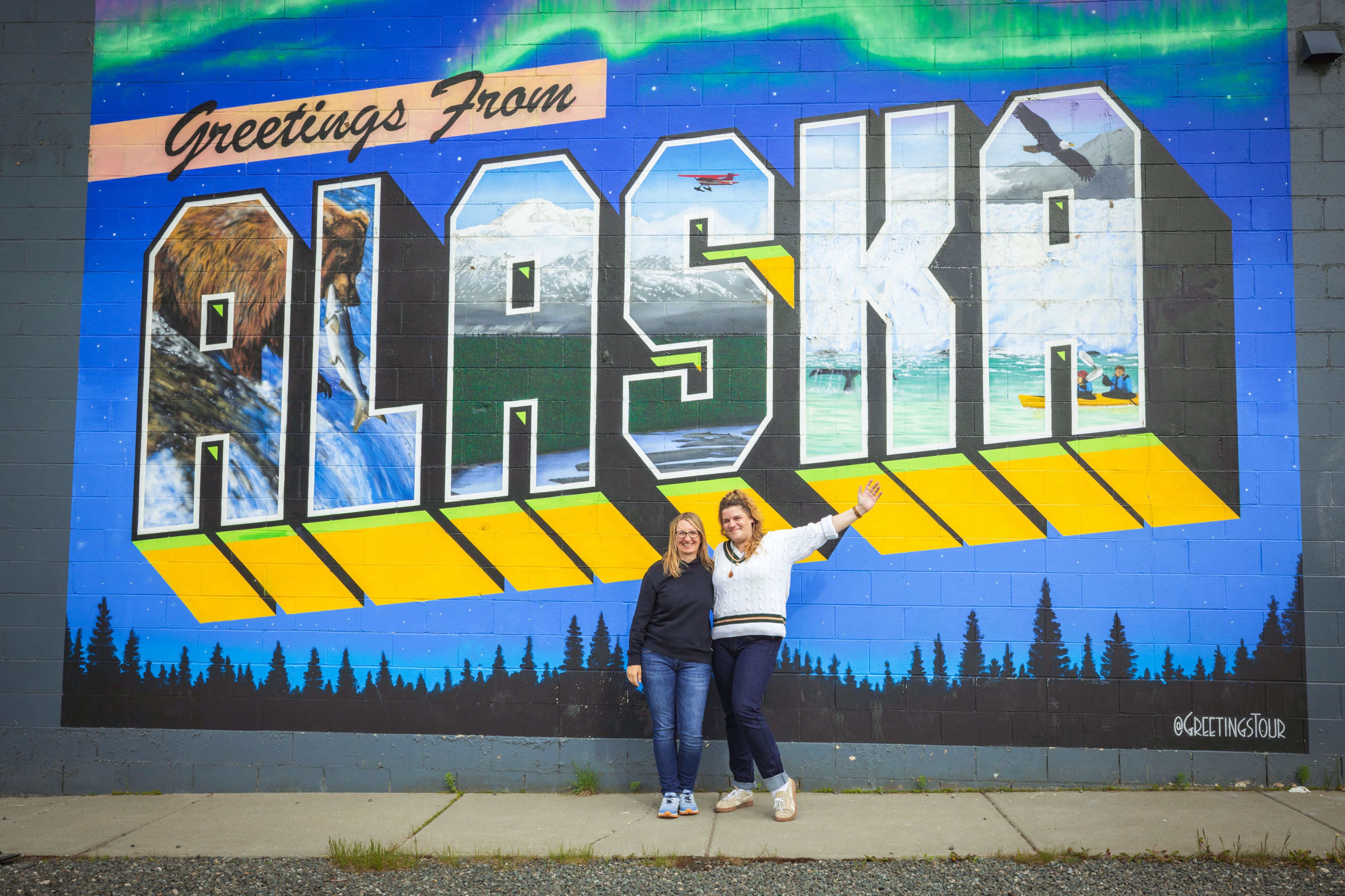 Maike und Bettina vor einem Alaska Schriftzug