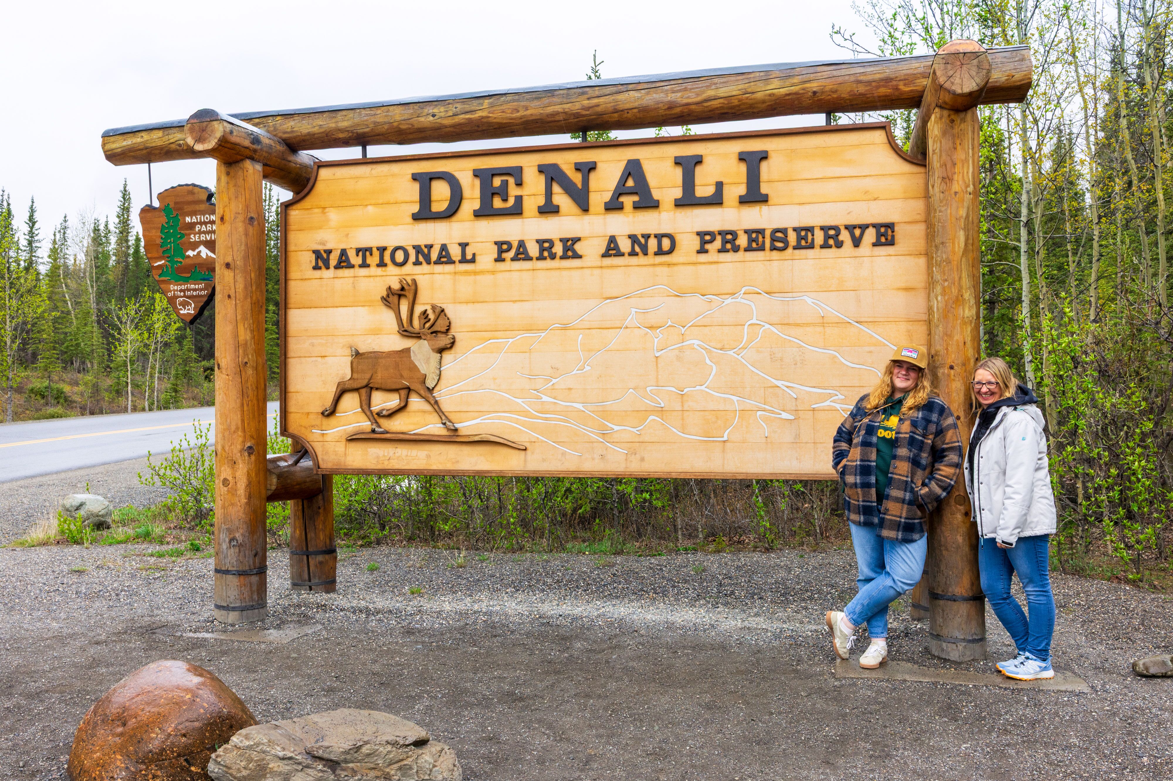 Maike und Bettina vor dem Schild zum Denali National Park