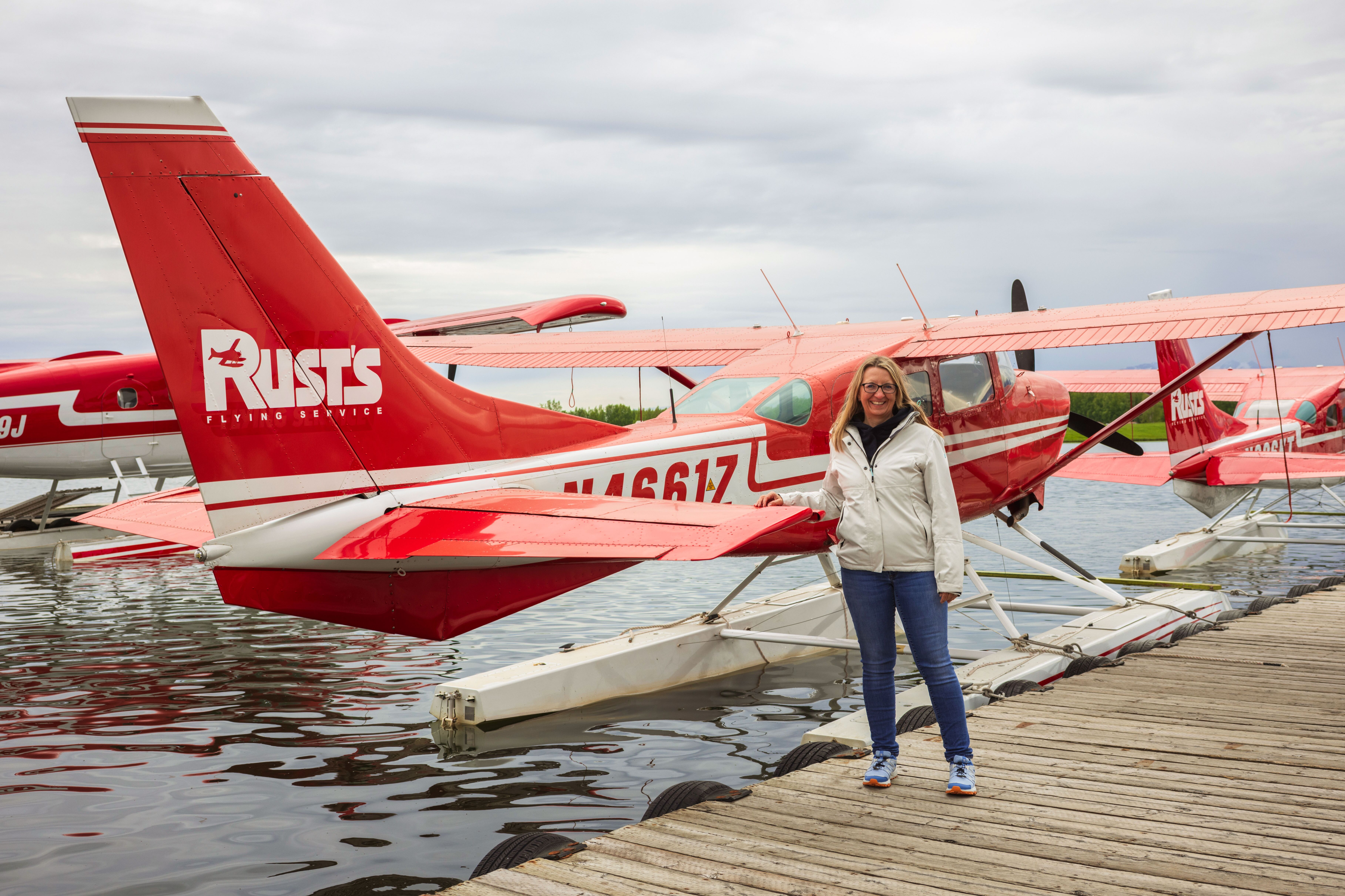 Bettina vor einem Wasserflugzeug von Rusts Lake Hood in Anchorage