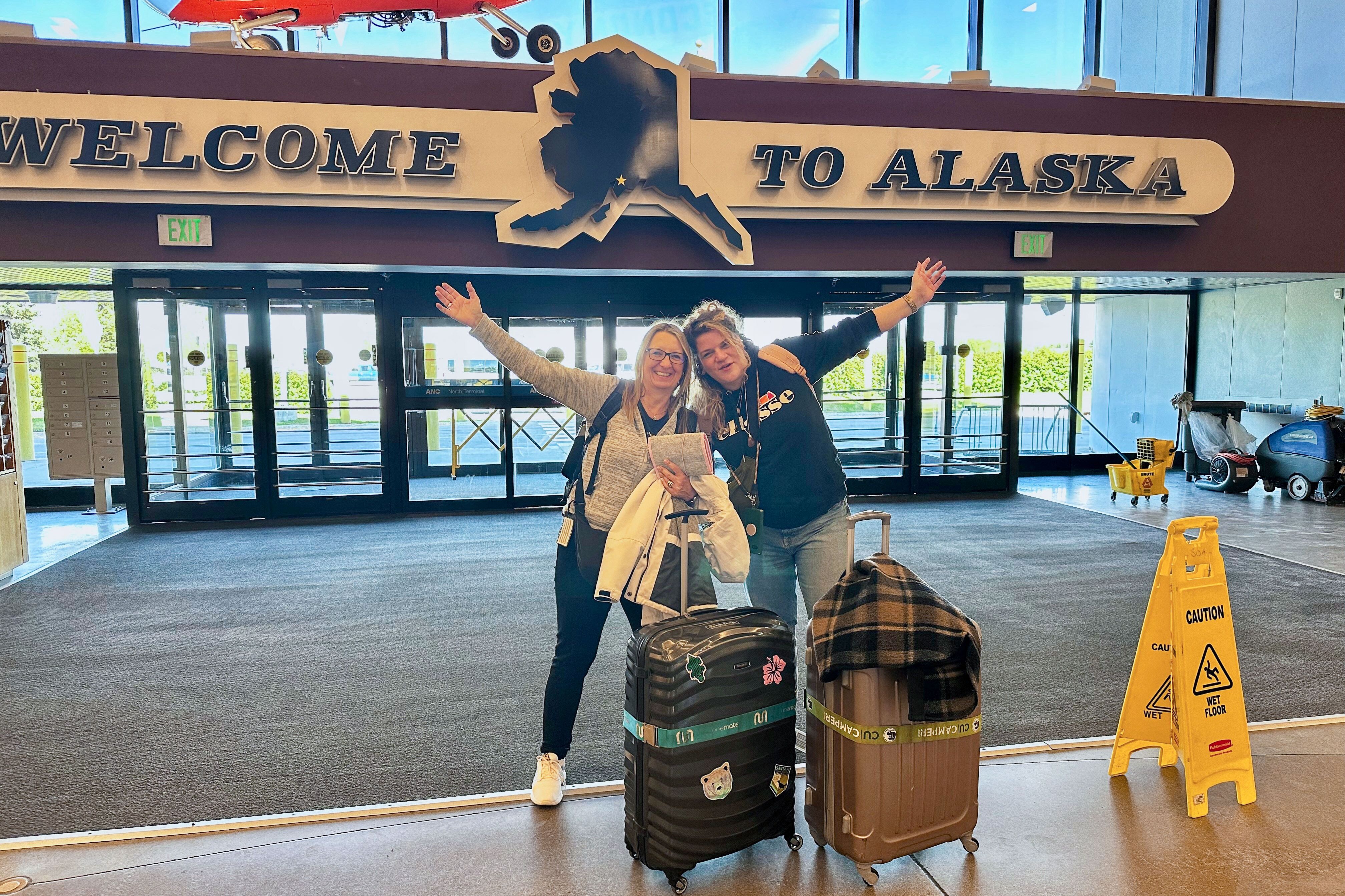 Maike und Bettina am Flughafen von Anchorage