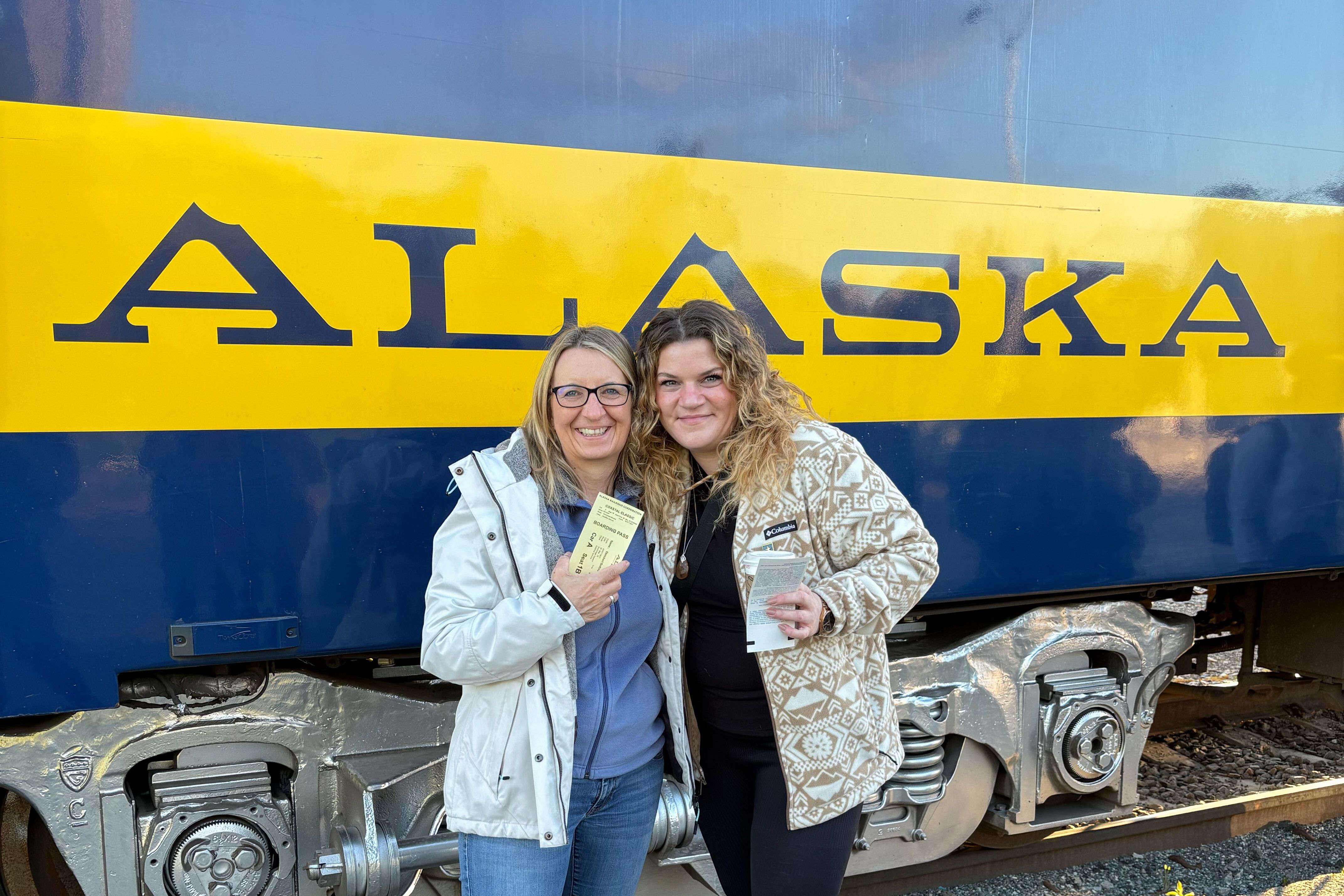 Maike und Bettina vor der Alaska Railroad Eisenbahn in Anchorage