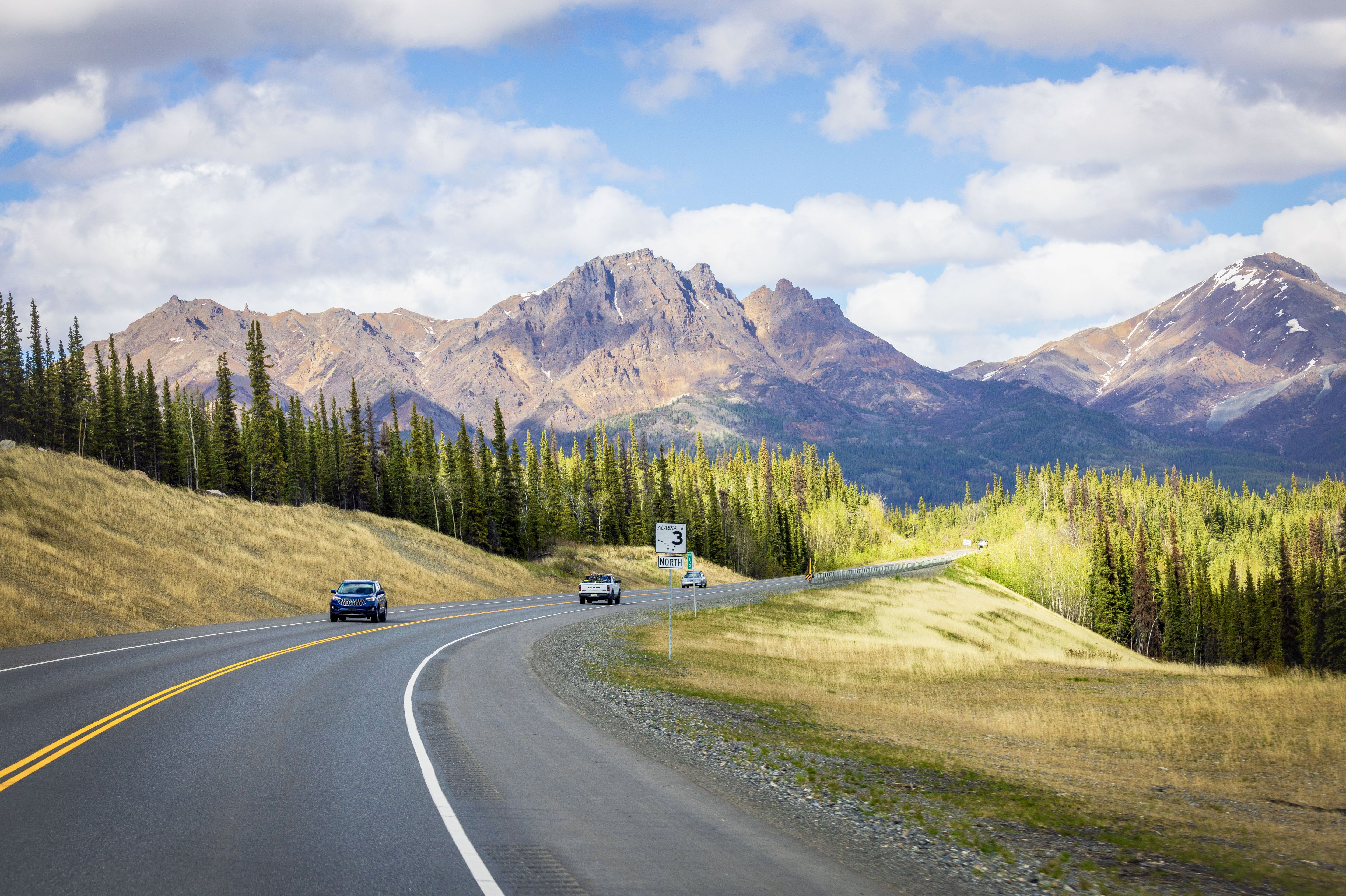 Unterwegs auf einer Straße durch den Denali Nationalpark in Alaska