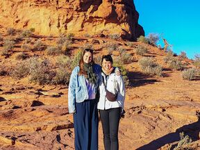 Maja und Mimi vor dem Balanced Rock im Arches Nationalpark in Utah