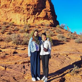 Maja und Mimi vor dem Balanced Rock im Arches Nationalpark in Utah Maja und Mimi vor dem Balanced Rock im Arches Nationalpark in Utah
