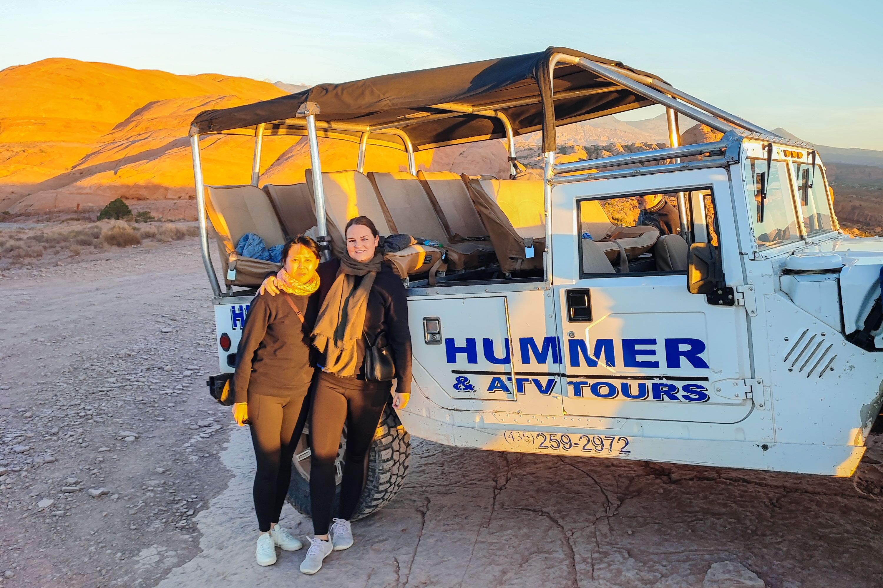 Maja und Mimi vor einem Geländewagen von Hummer und ATV Tours