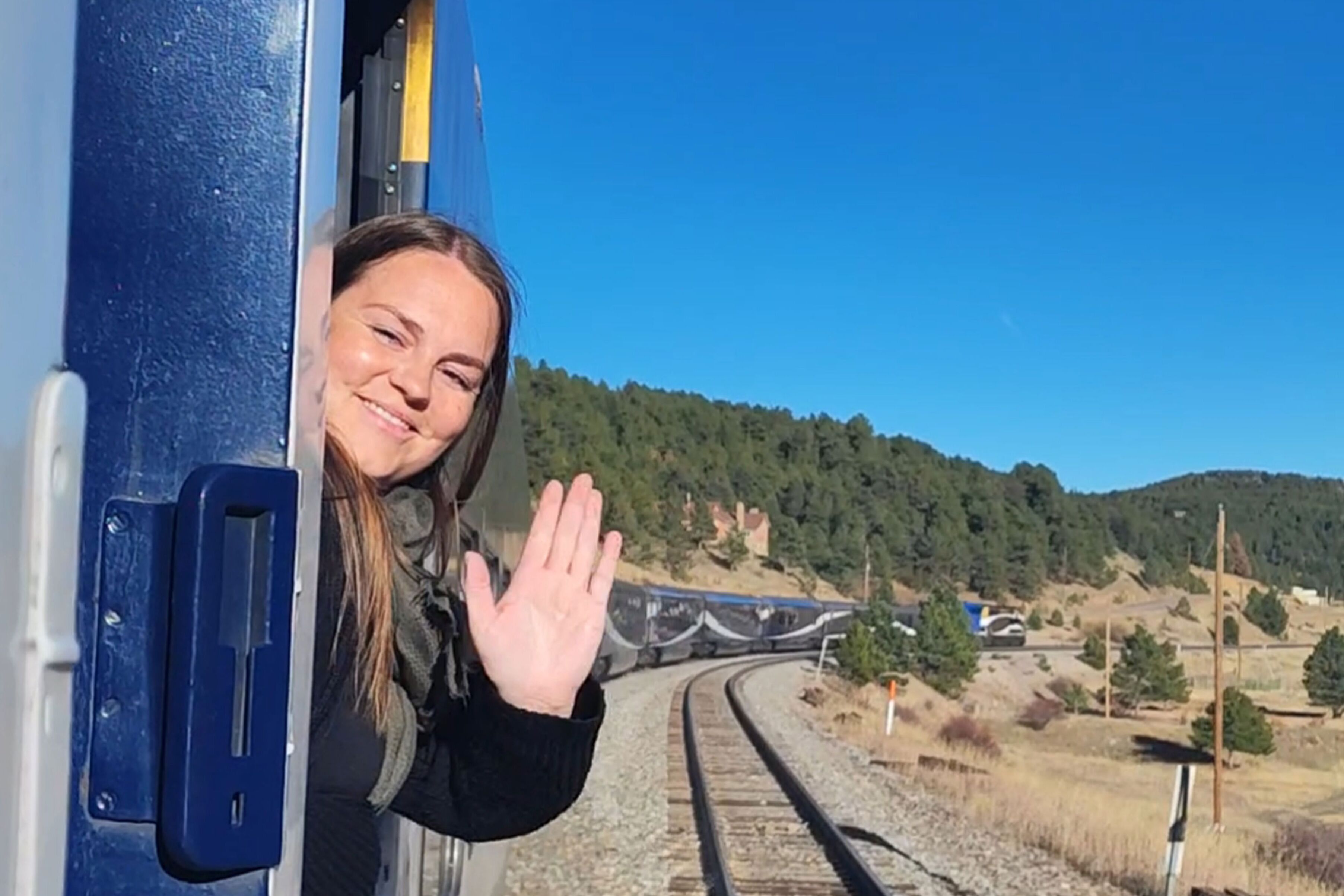 Maja winkt aus dem Canyon Spirit