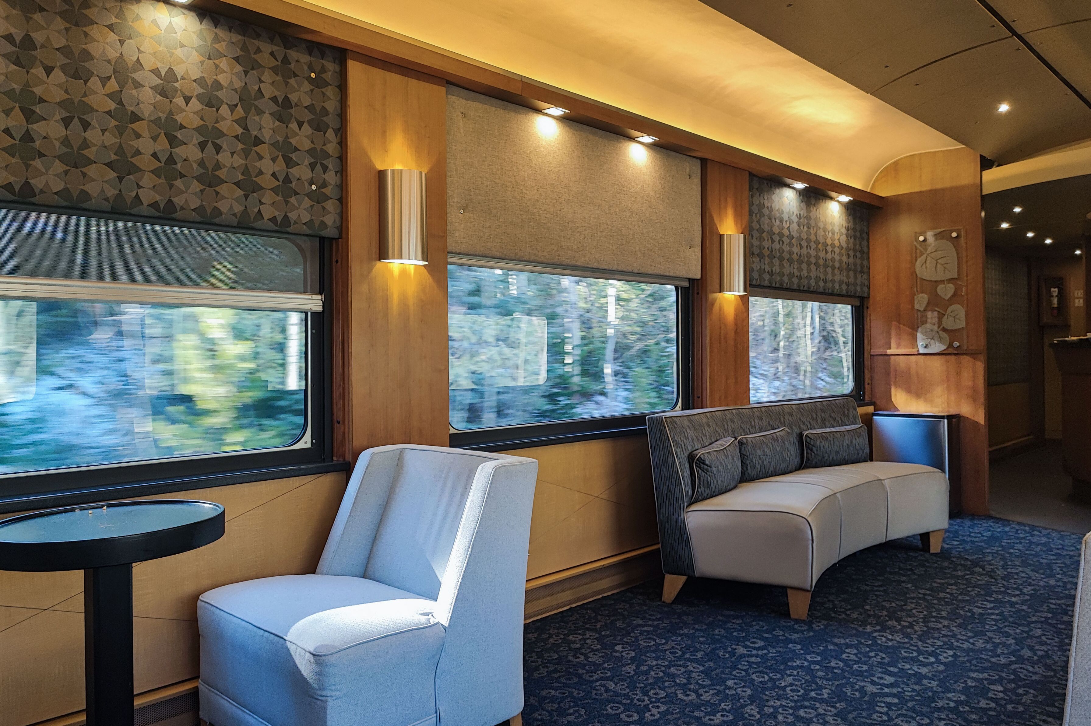 Süße Sitzecke in der Lounge der Silver Leaf Plus Serviceklasse im Canyon Spirit