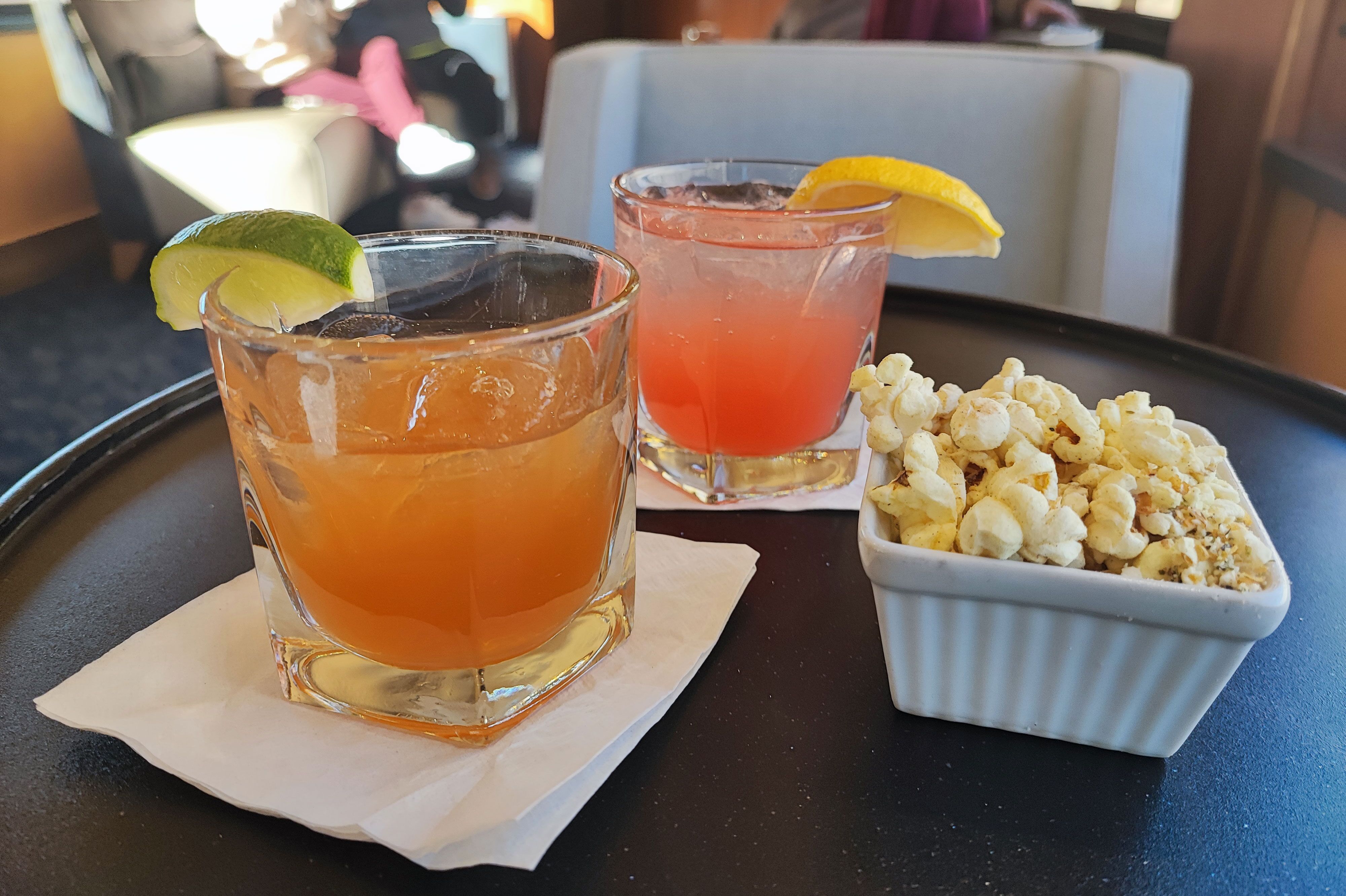 Snacks und Getränke in der Lounge des Canyon Spirit mit der Serviceklasse Silver Leaf Plus genießen