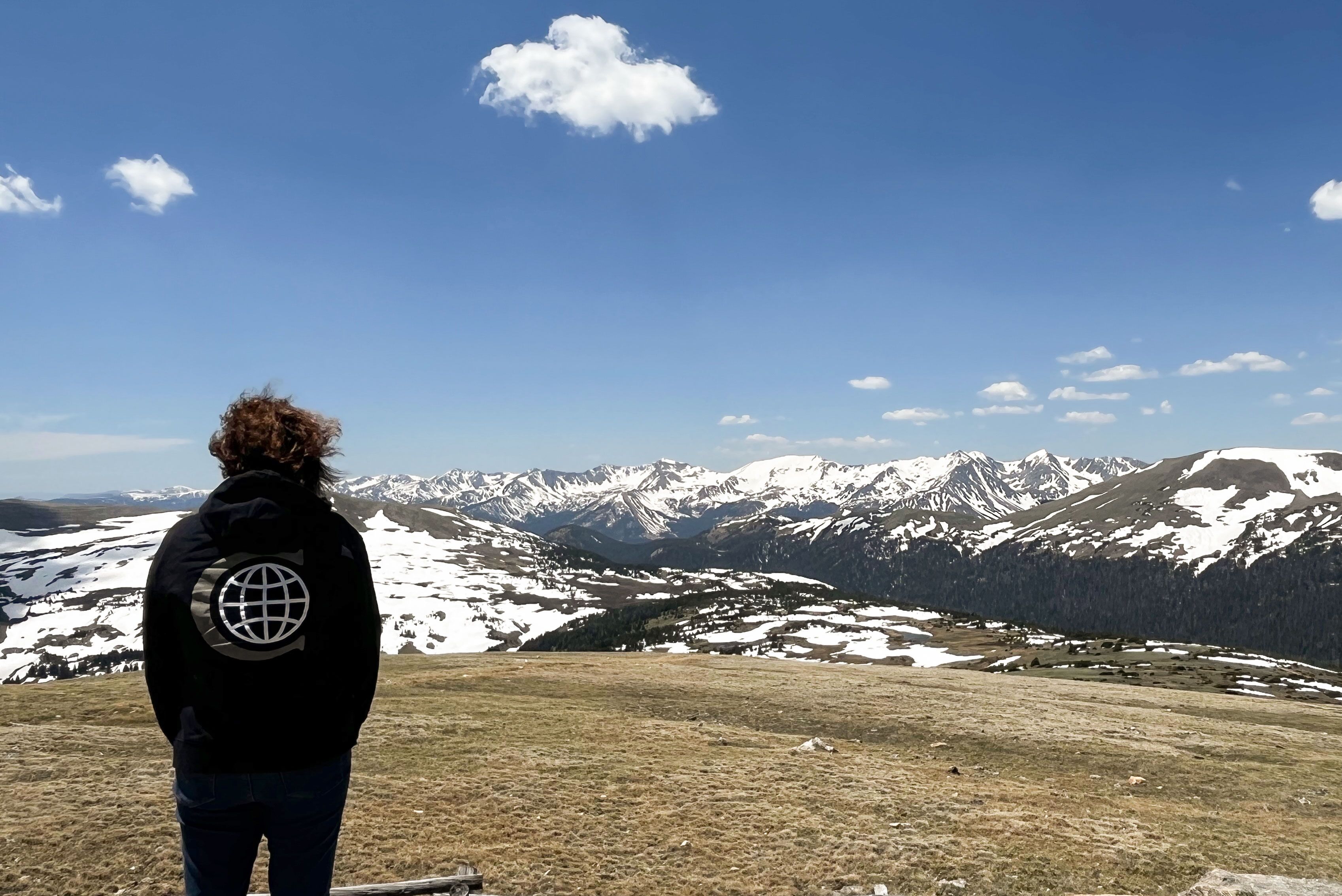Natalia in Canusa Hoodie vor der Bergkette Gore Range in Colorado
