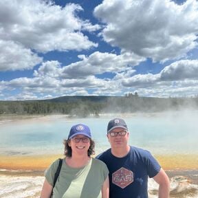 Natalia und Martin vor dem Black Sand Basin im Yellowstone National Park