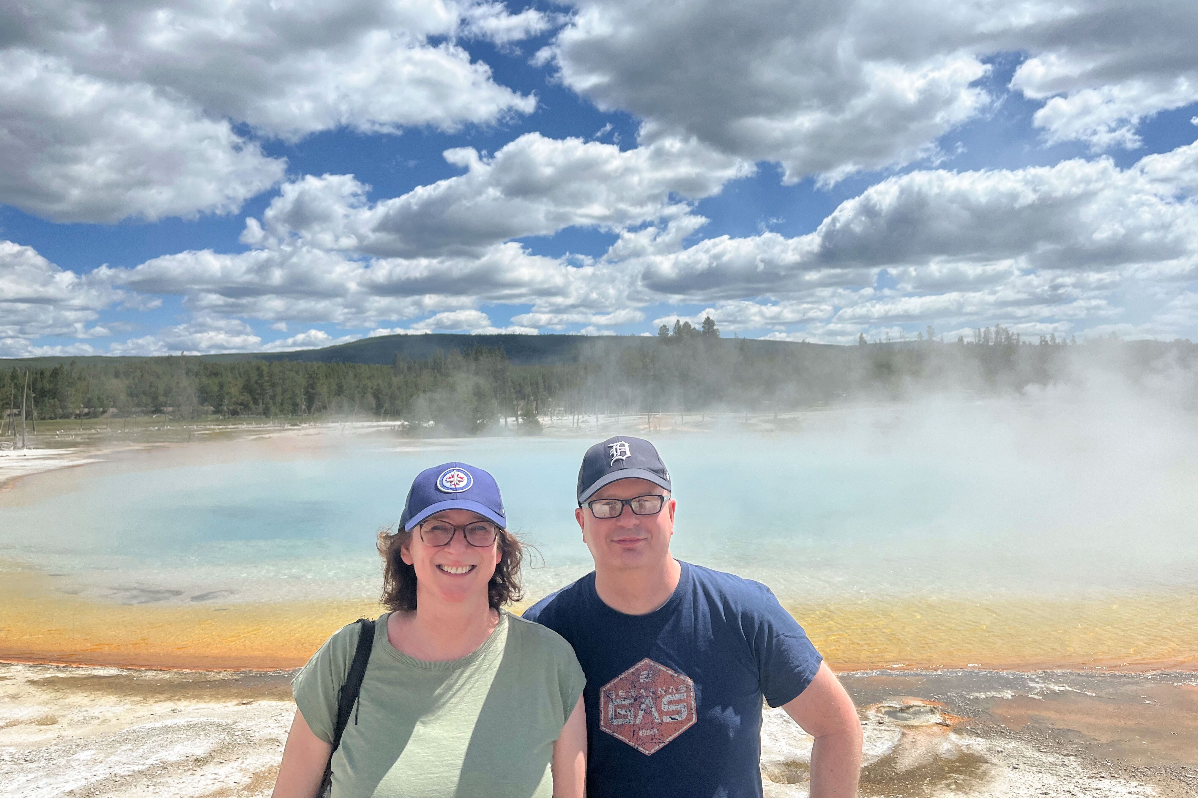 Natalia und Martin vor dem Black Sand Basin im Yellowstone National Park