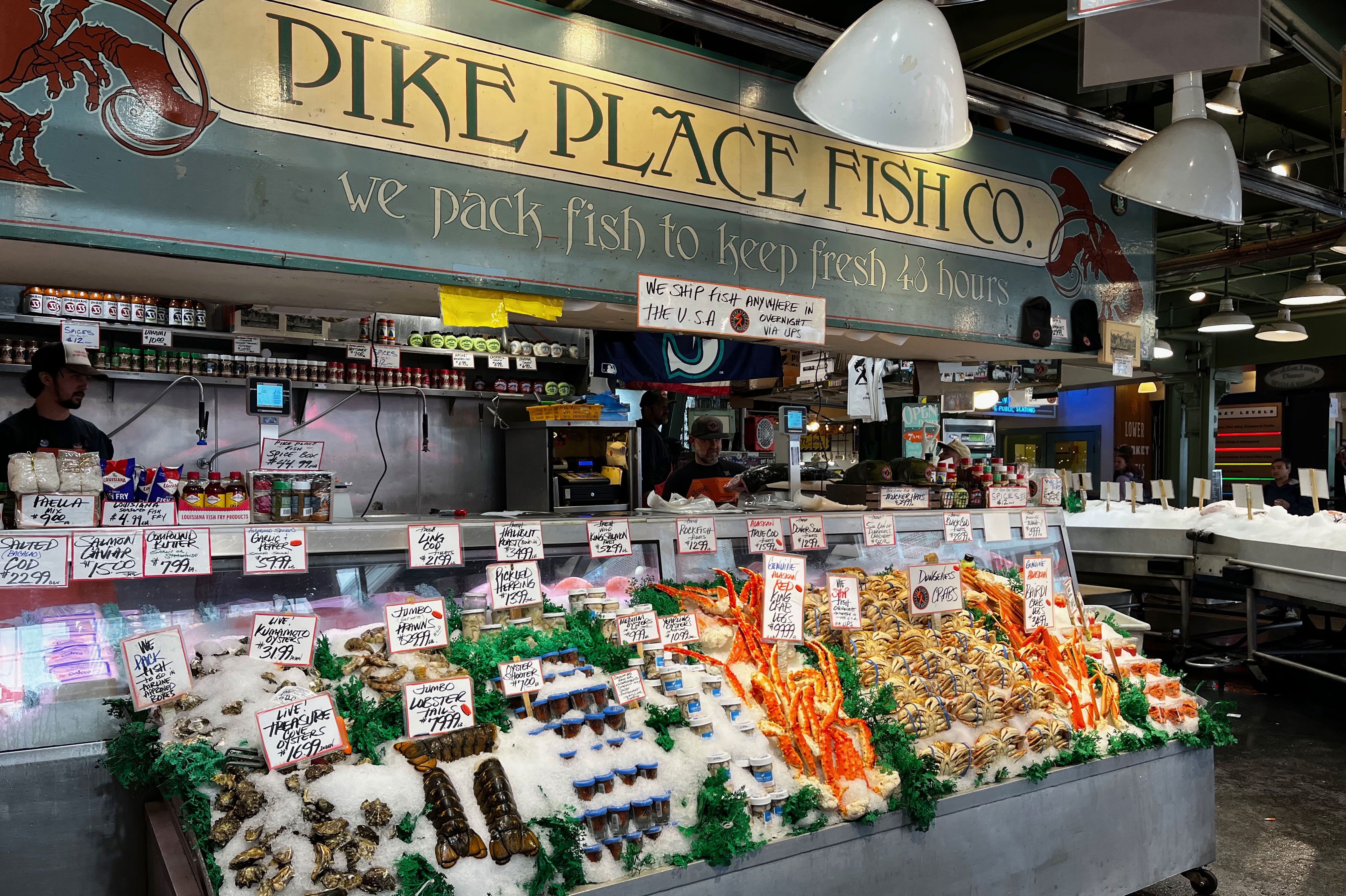 Frische Spezialitäten vom Meeresfrüchte Stand ike Place in Seattle