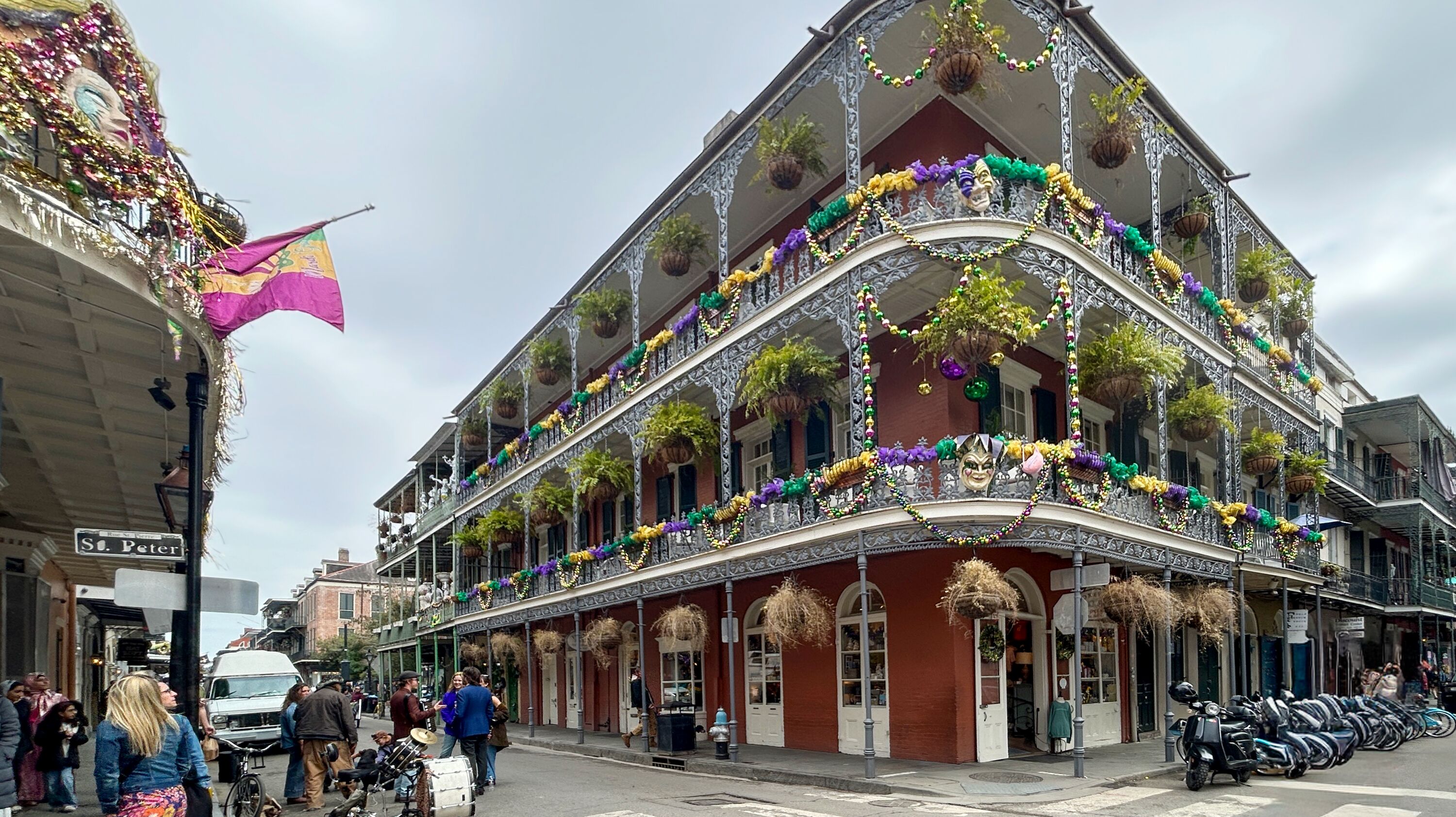 Geschichtsträchtige Orte wie die Bourbon Street in New Orleans Berühmte Bourbon Street: Nur wenige Orte stehen so für Mardi Gras wie die geschichtsträchtige Strasse in New Orleans