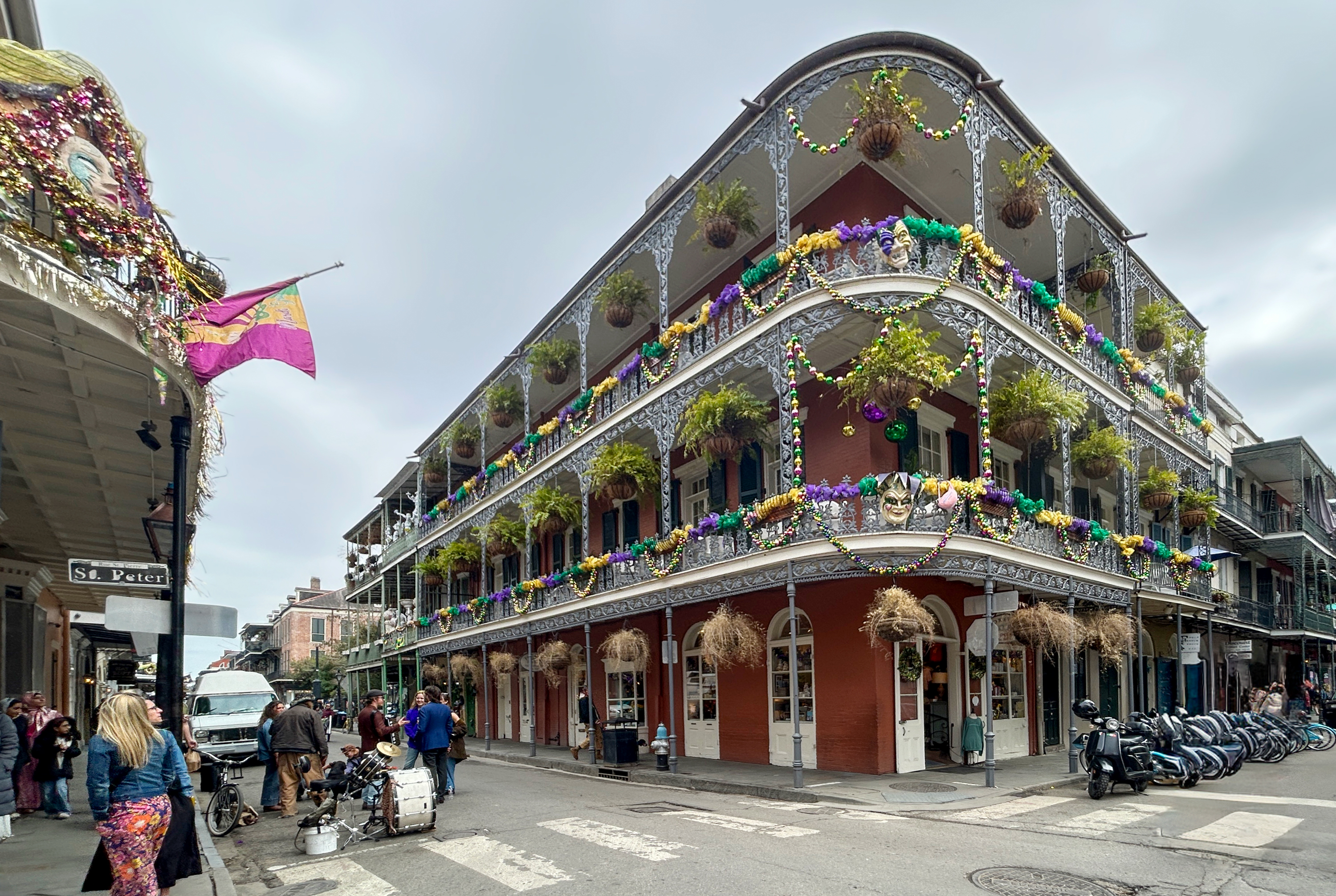 Geschmücktes Haus in der Peter Street im French Quarter