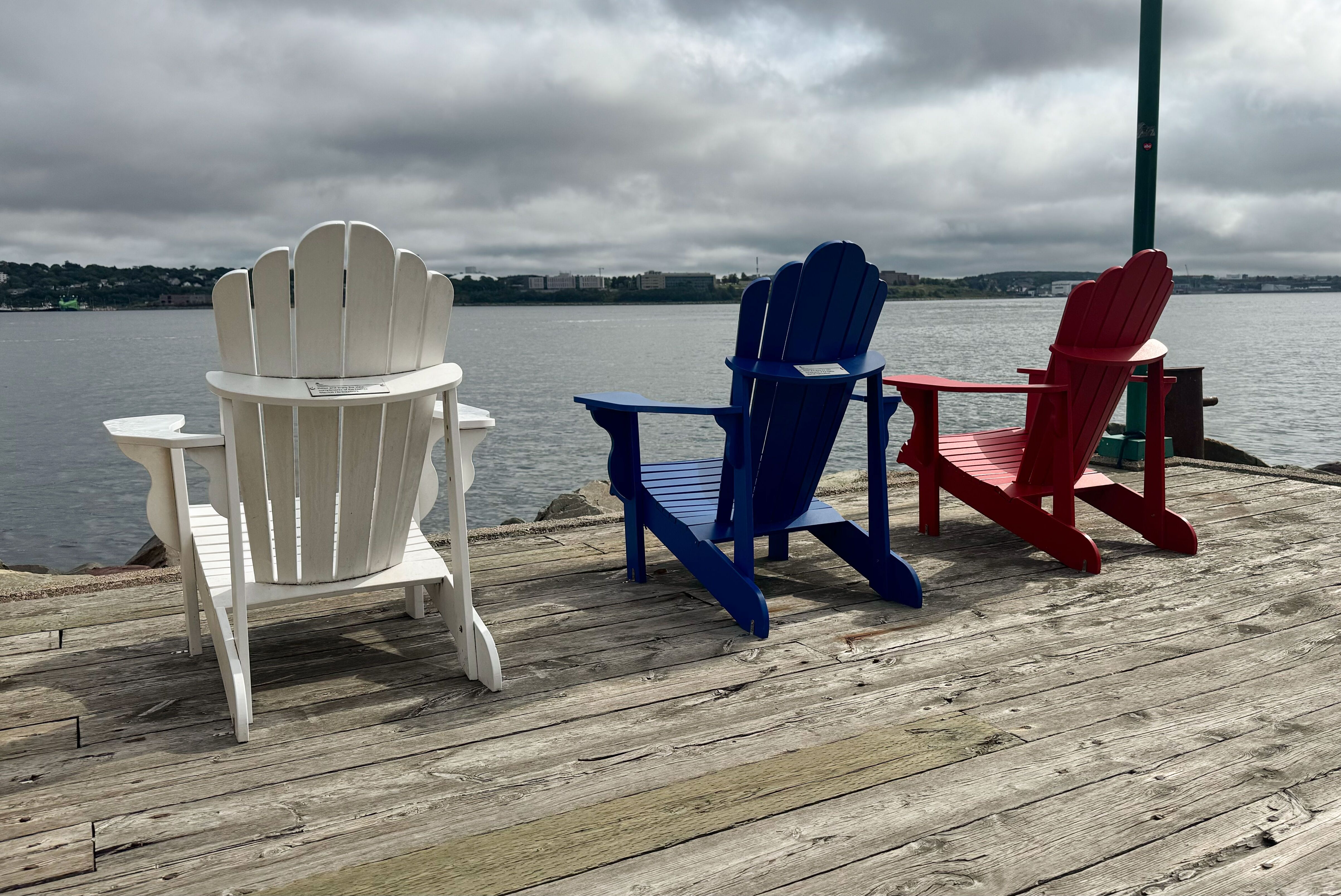 Adirondack Stühle an der Halifax Waterfront