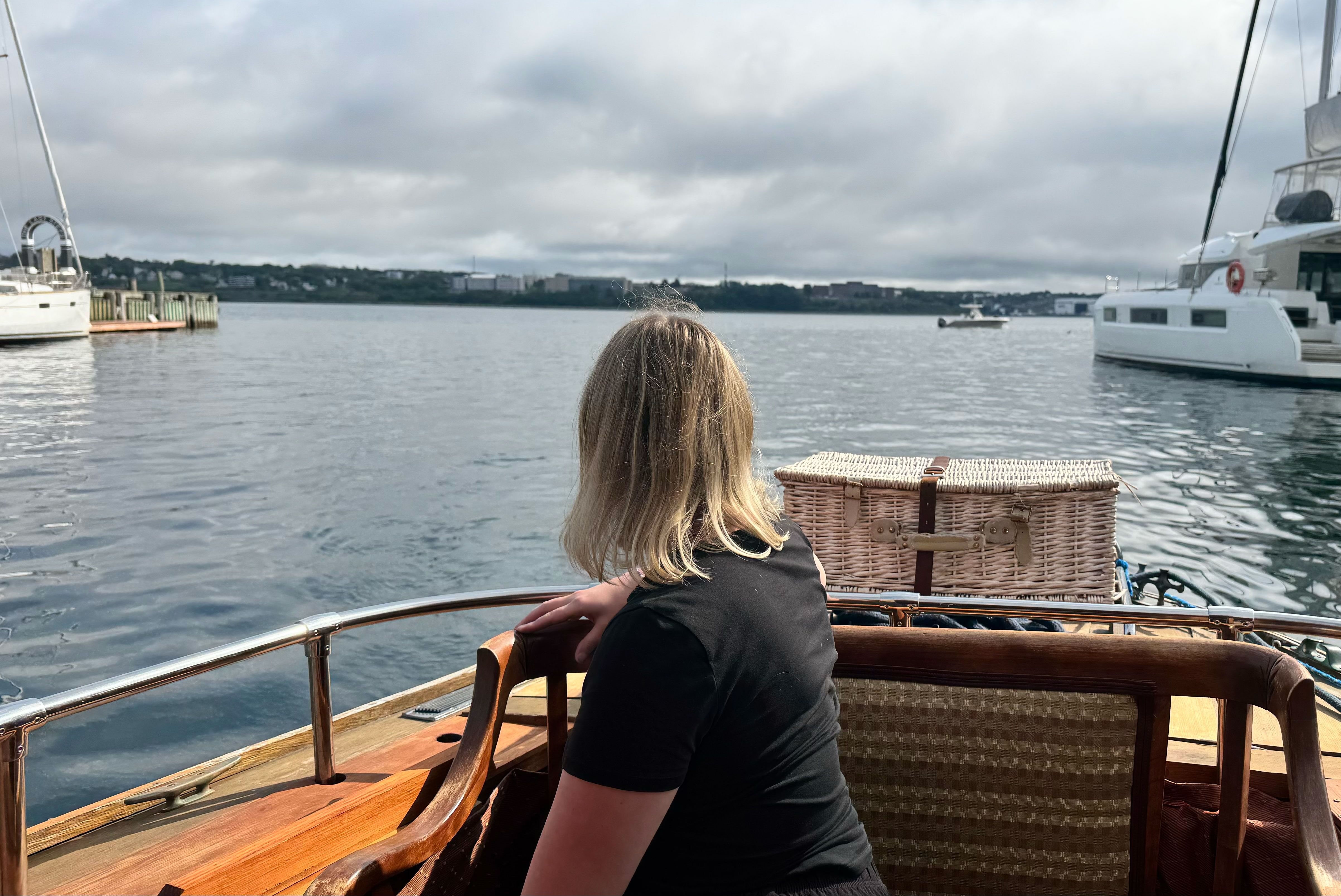 Ronja auf einem Boot im Hafen von Halifax