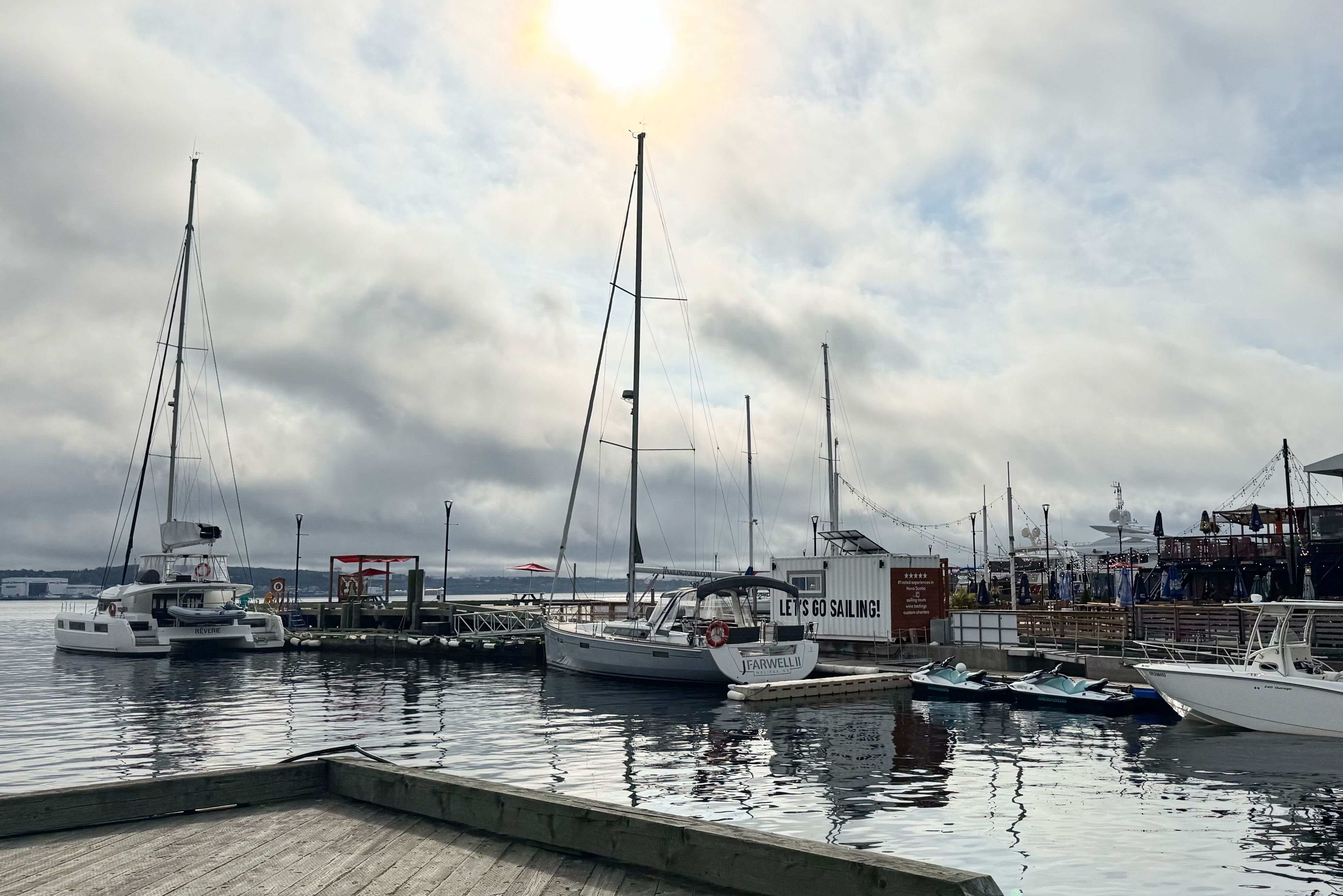 Boote auf dem Wasser in Halifax Waterfront