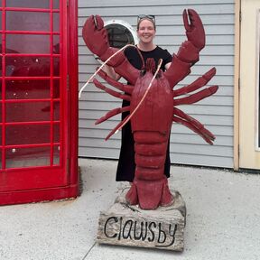 Statue Clawsby im Fischerdorf Peggys Cove