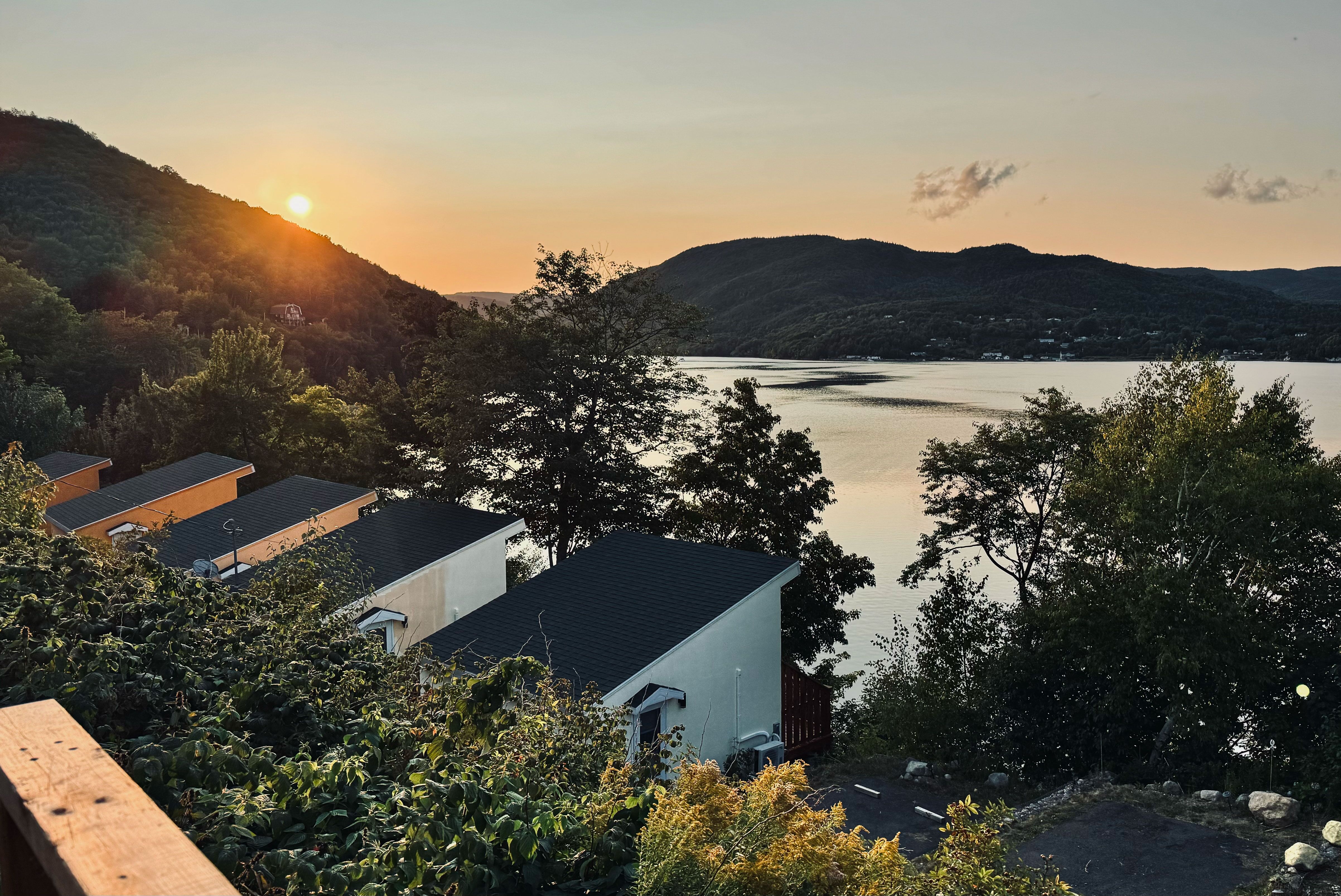 Sonnenuntergang über Knotty Pine Cottages am Ingonish Beach in Kanada