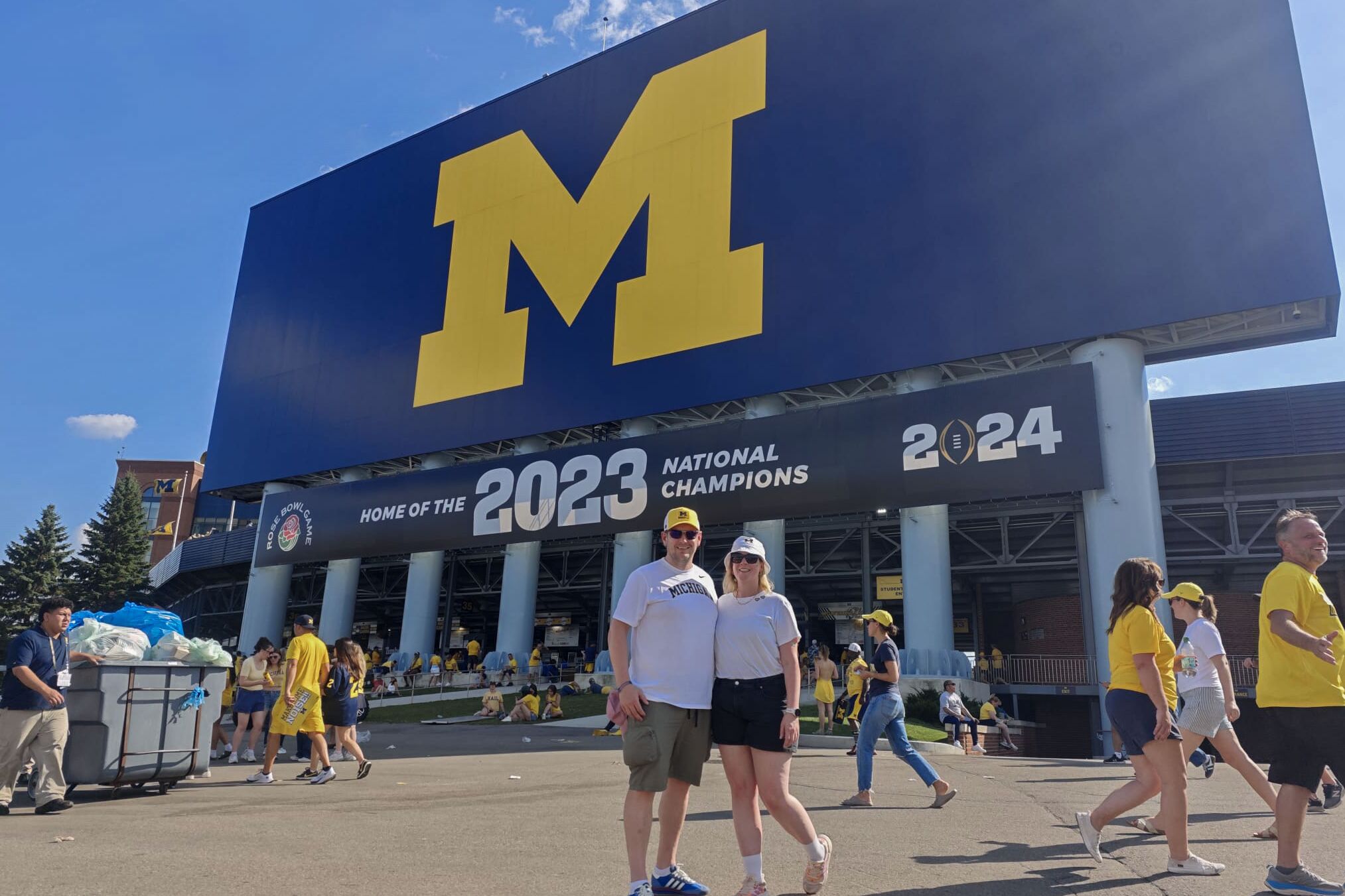 Ronja vor dem Michigan Stadium