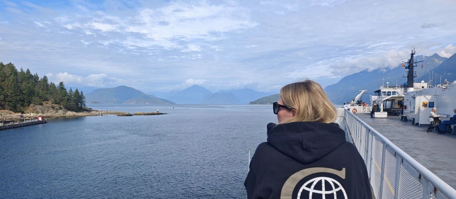 Ronja in Canusa Hoodie auf einer BC Ferry zwischen Horsehoe Bay und Langdale