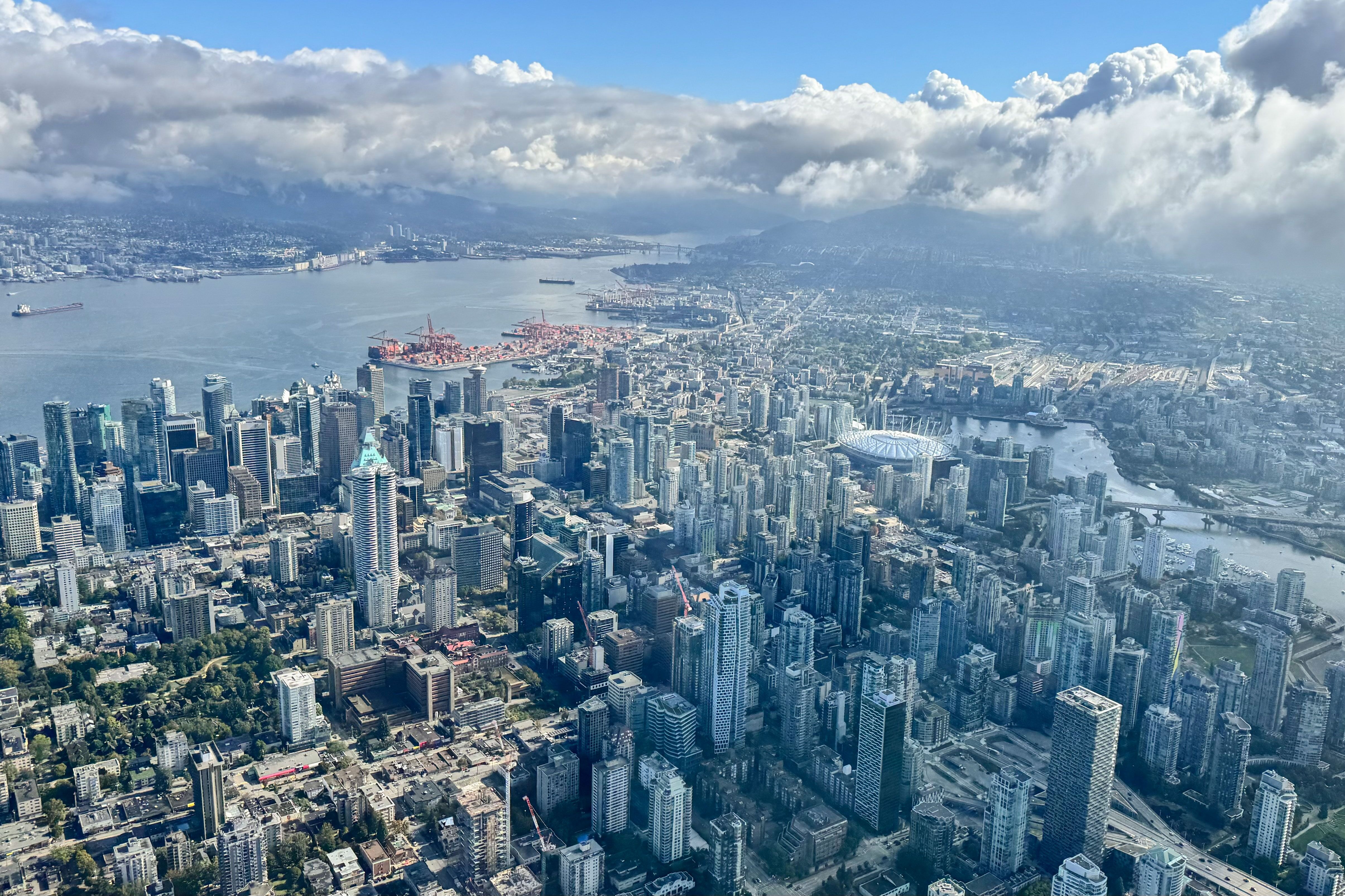 Luftaufnahme der Skyline von Vancouver aus einem Wasserflugzeug heraus