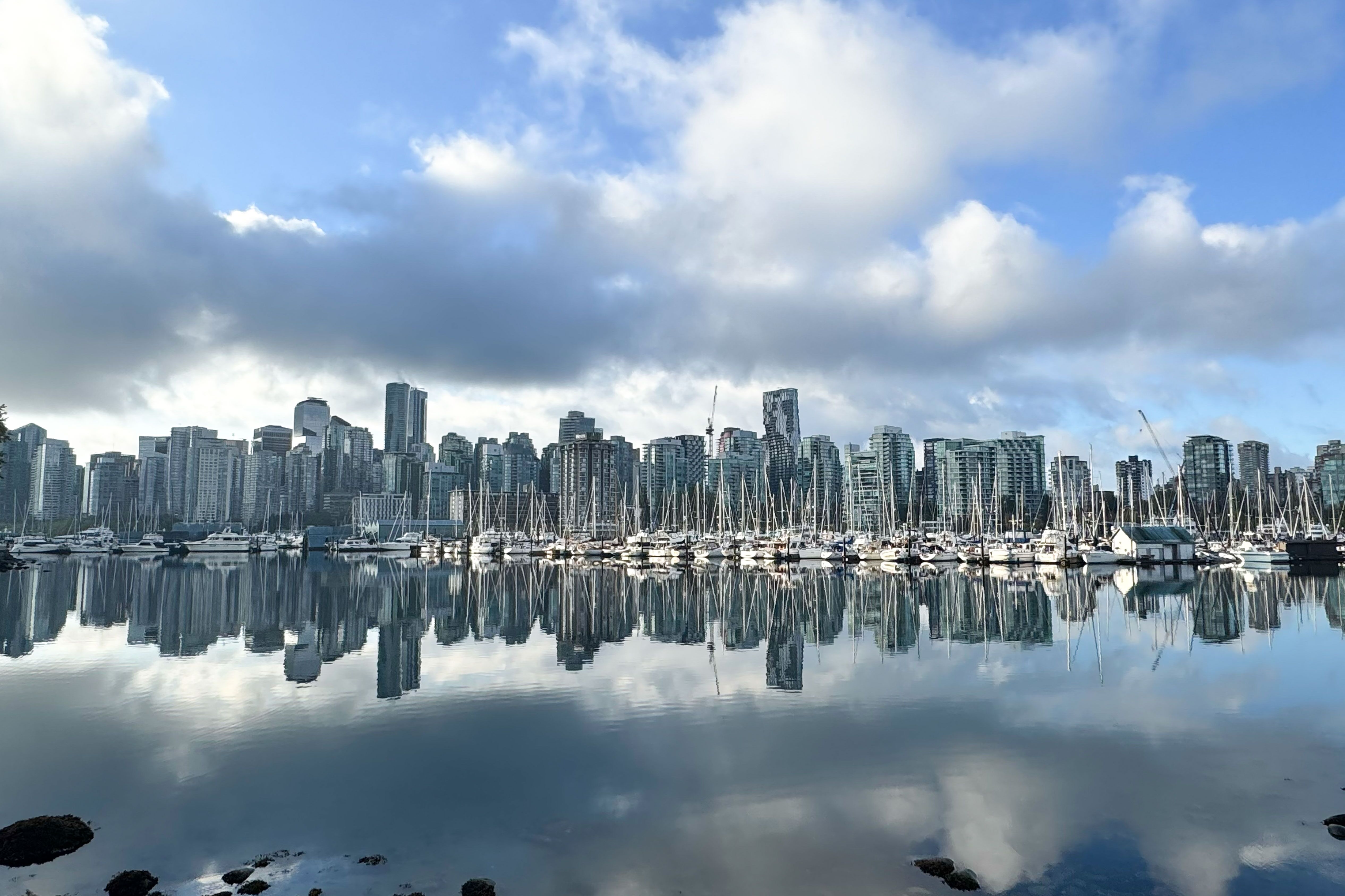 Skyline von Vancouver im Stanley Park in British Columbia