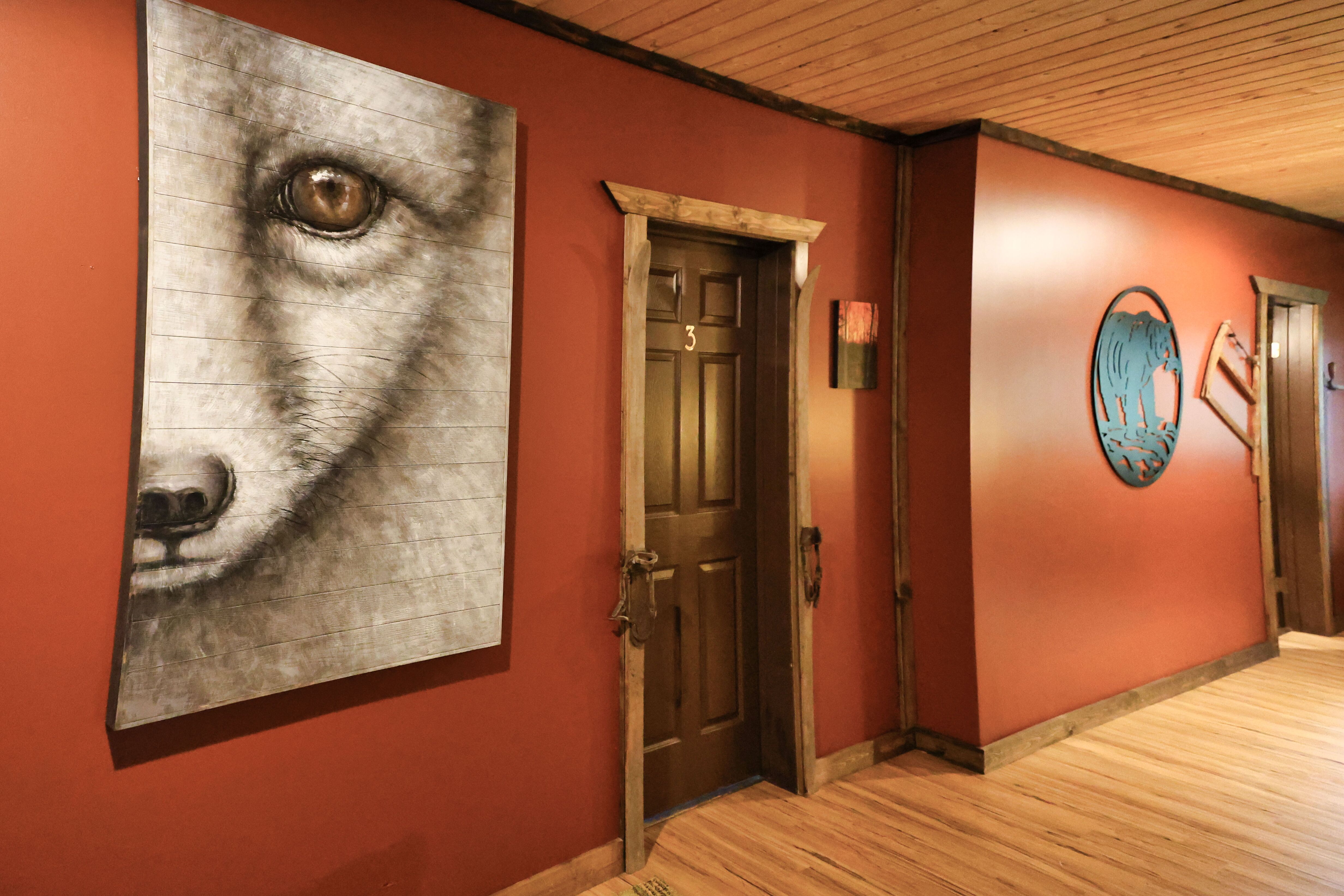 Flur mit Bild eines Wolfes in der Arctic Divide Lodge in Dease Lake