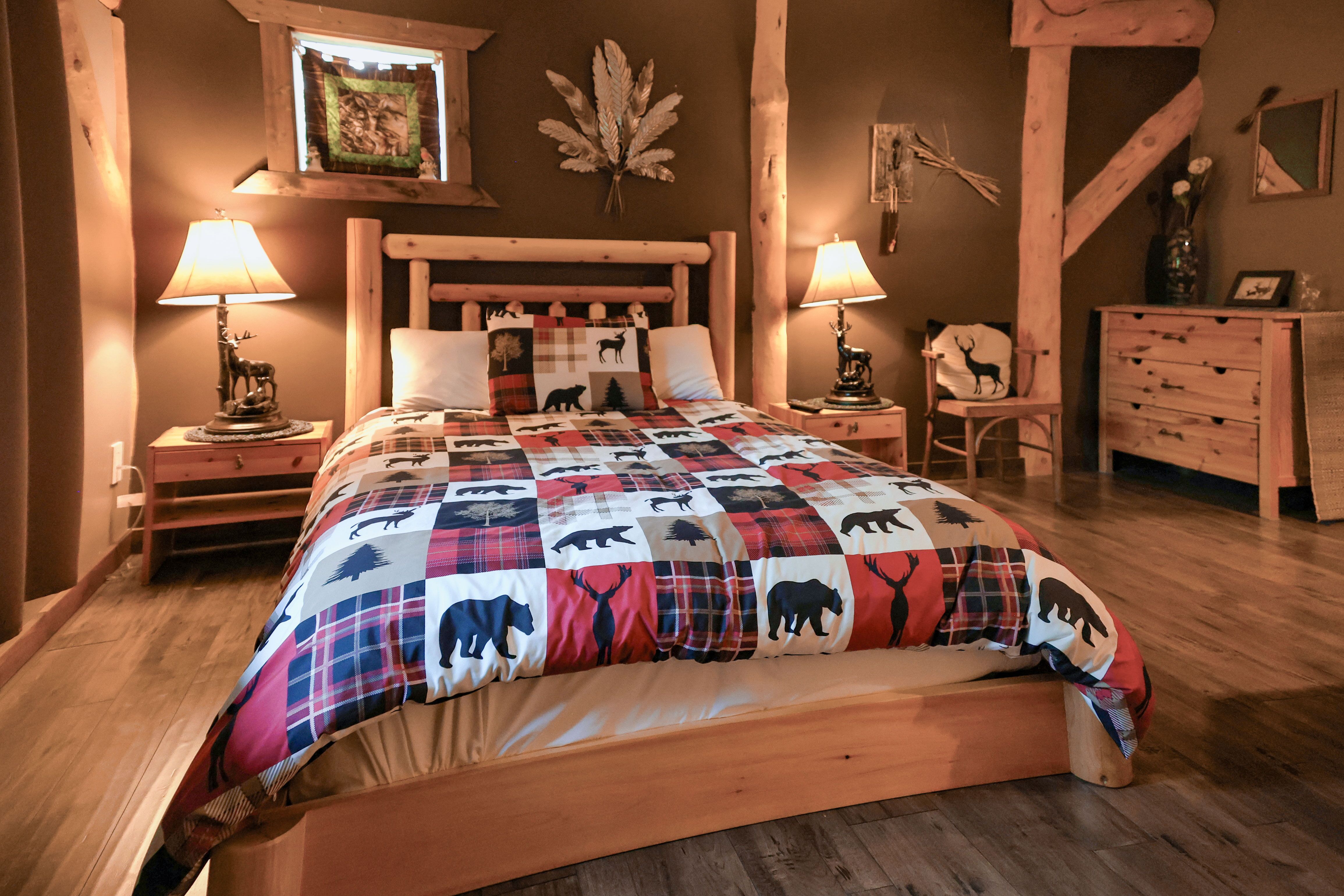 Rustikales Zimmer in der Arctic Divide Lodge in Dease Lake