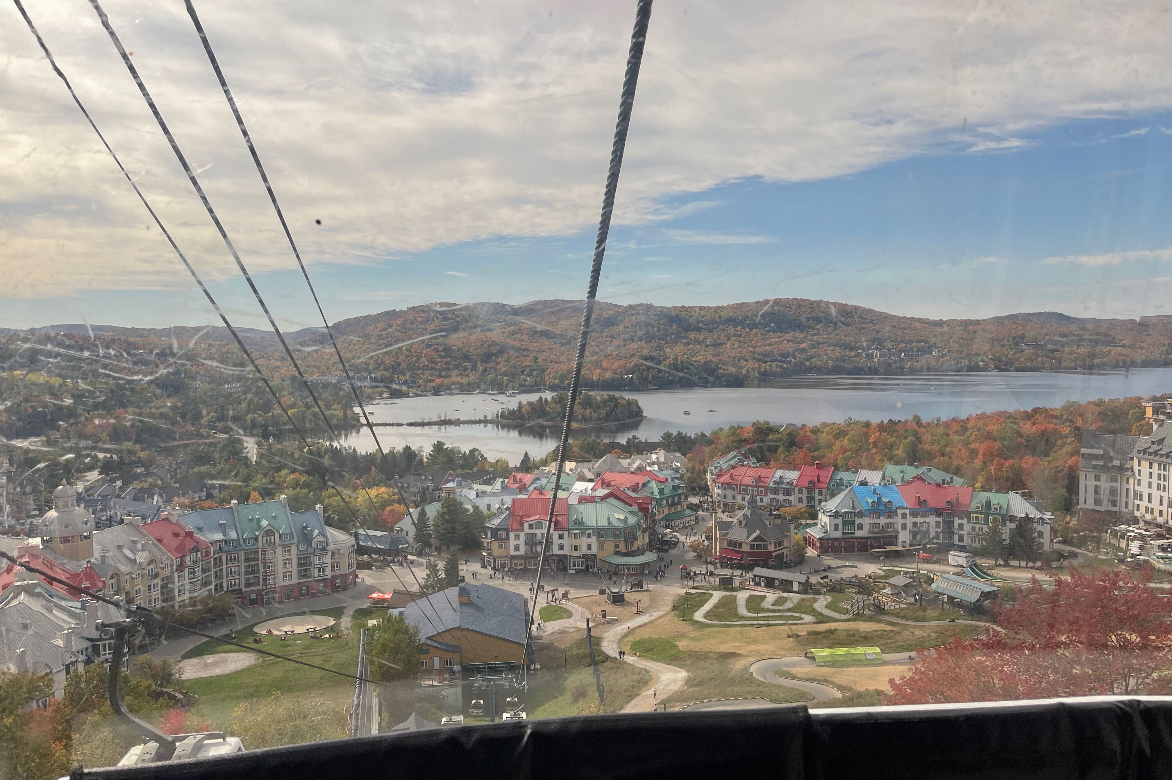 Aussicht auf Mont-Tremblant aus einer Gondel Aussicht auf Mont-Tremblant aus einer Gondel